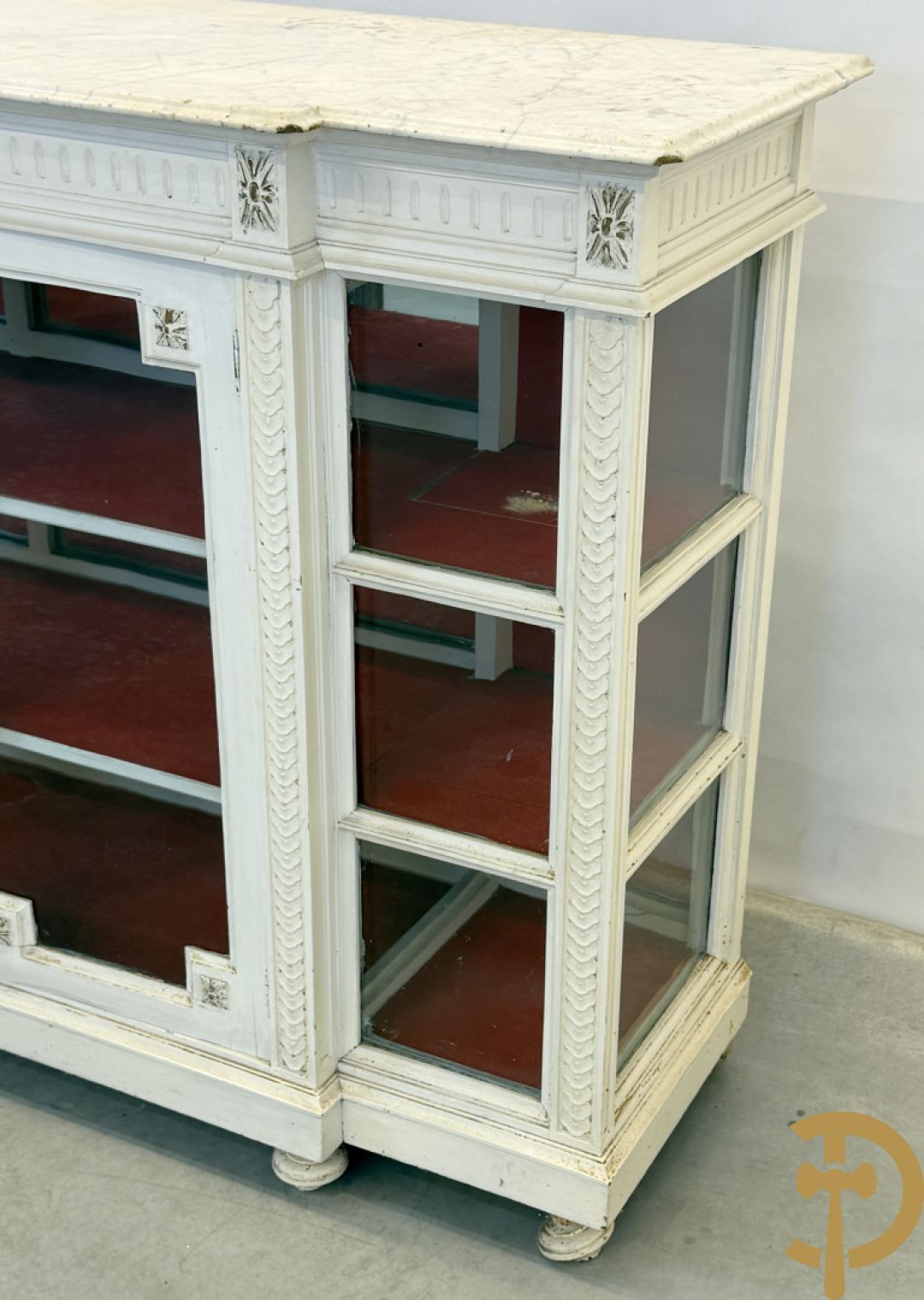 Louis XVI vitrine als toonbank met 2 deuren en 2 zijkanten - met wit marmeren blad