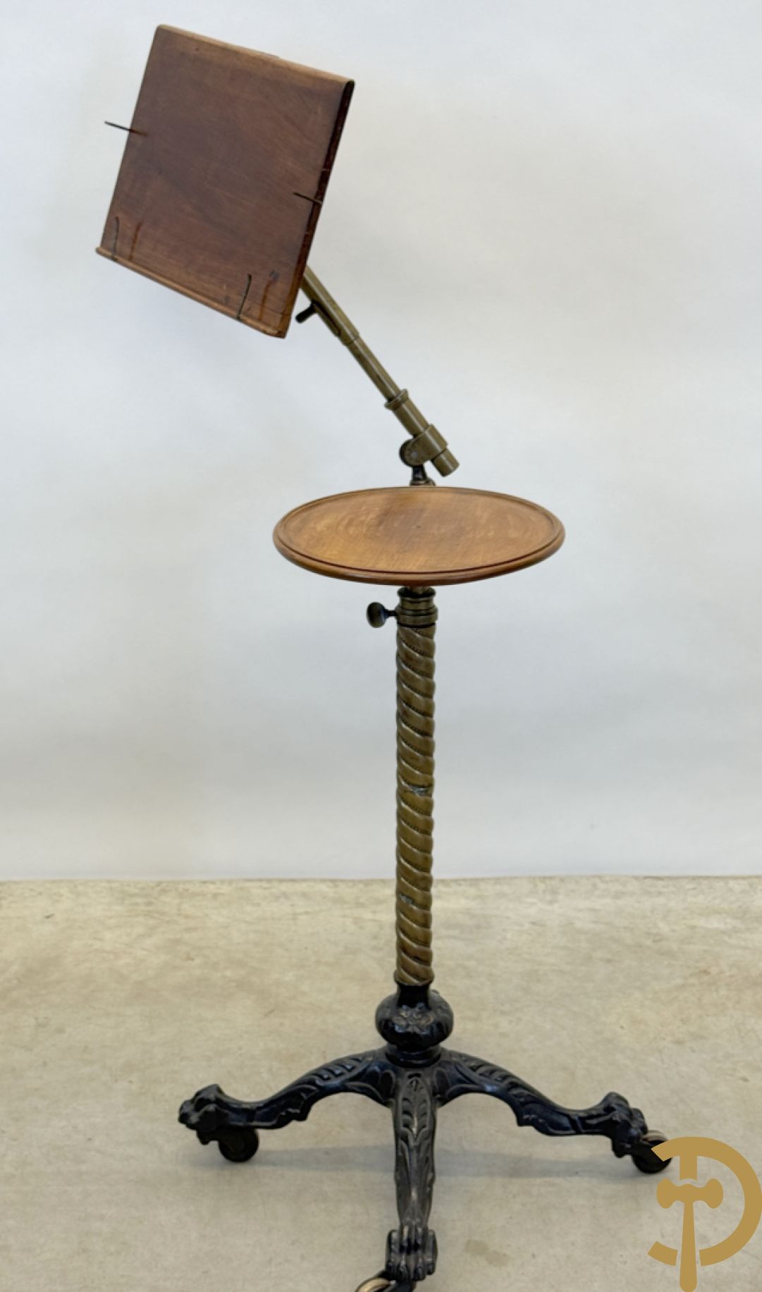 Leesstandaard met verstelbare boekhouder en zijdelings omhoog verplaatsbaar bijzettafeltje voor thee op gietijzeren draaibare voet, rond 1900 gemerkt J . CARTER - North