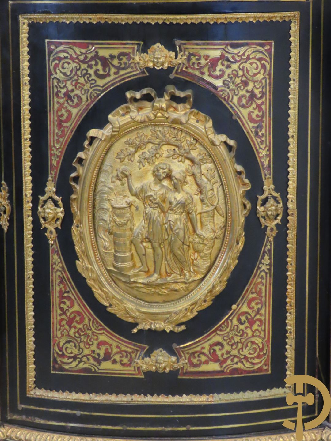 Napoleon III dressoir, centraal met bronnen plakkette omgeven door Louis XVI strik, met 2 zijdelingse vitrines met gebogen glas - stijlen bezet met bronzen dameshoofden