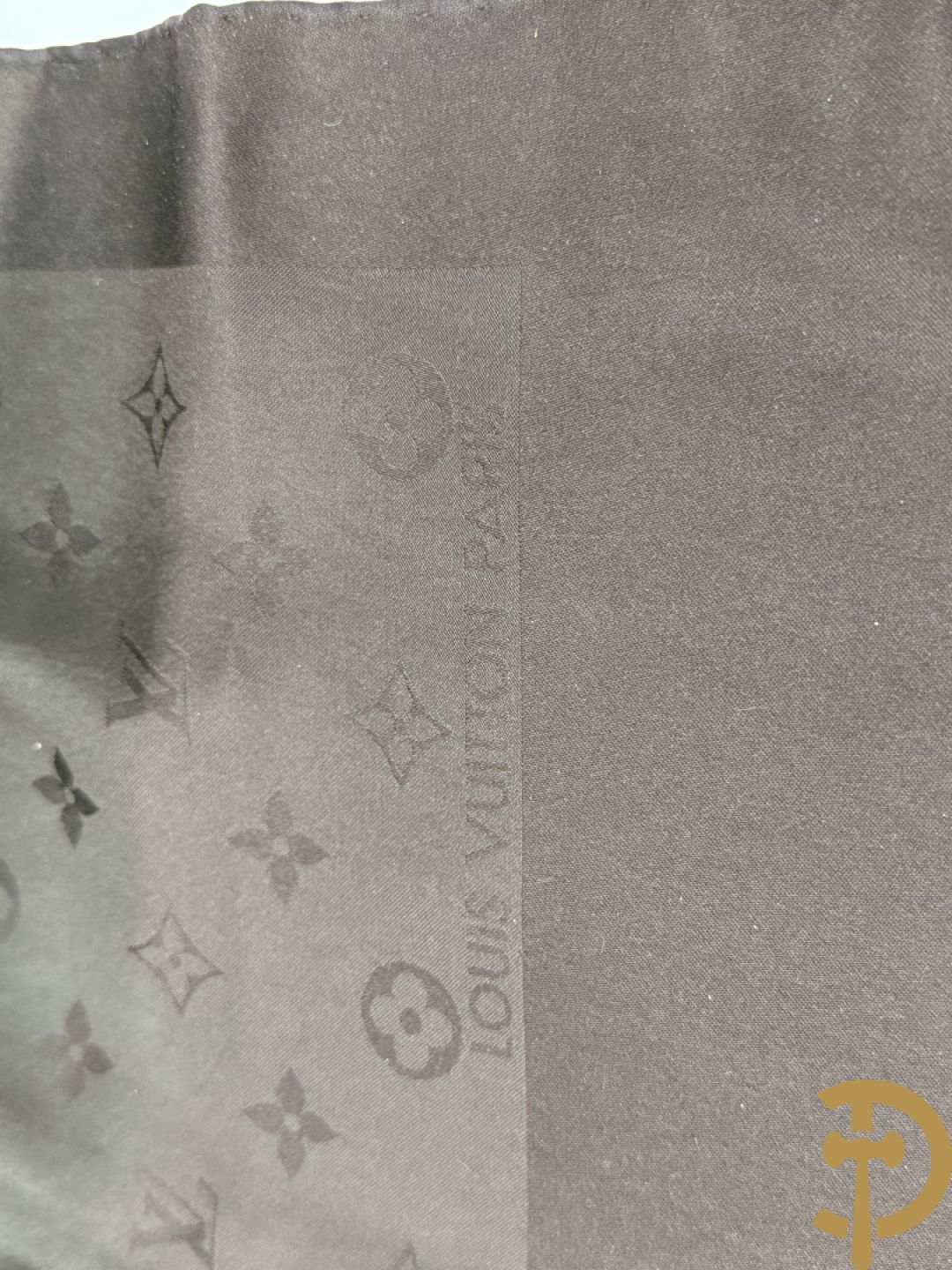 5 foulards Louis Vuitton (bruin, oranje, blauw en 2 zwarte)