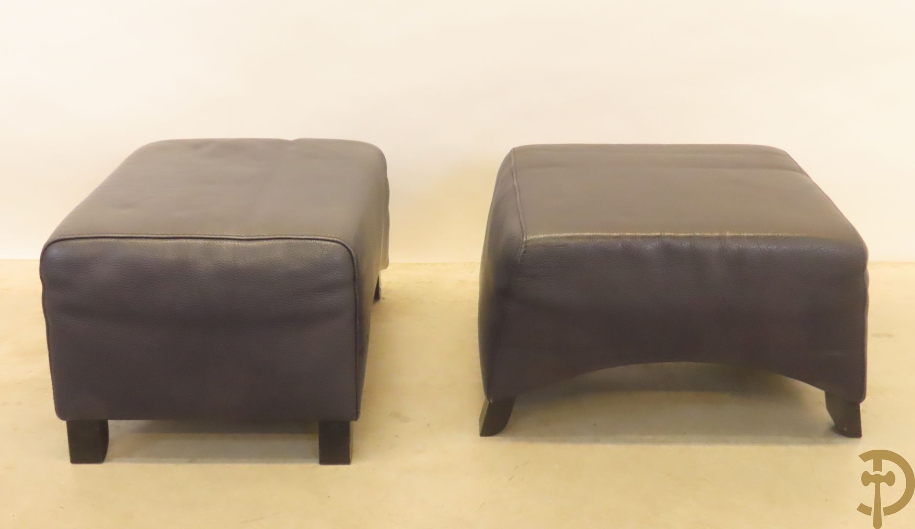 Blauw lederen salonensemble Durlet bestaande uit driezit, 2 fauteuils, 2 voetbankjes en bijzettafeltje met leder overtrokken