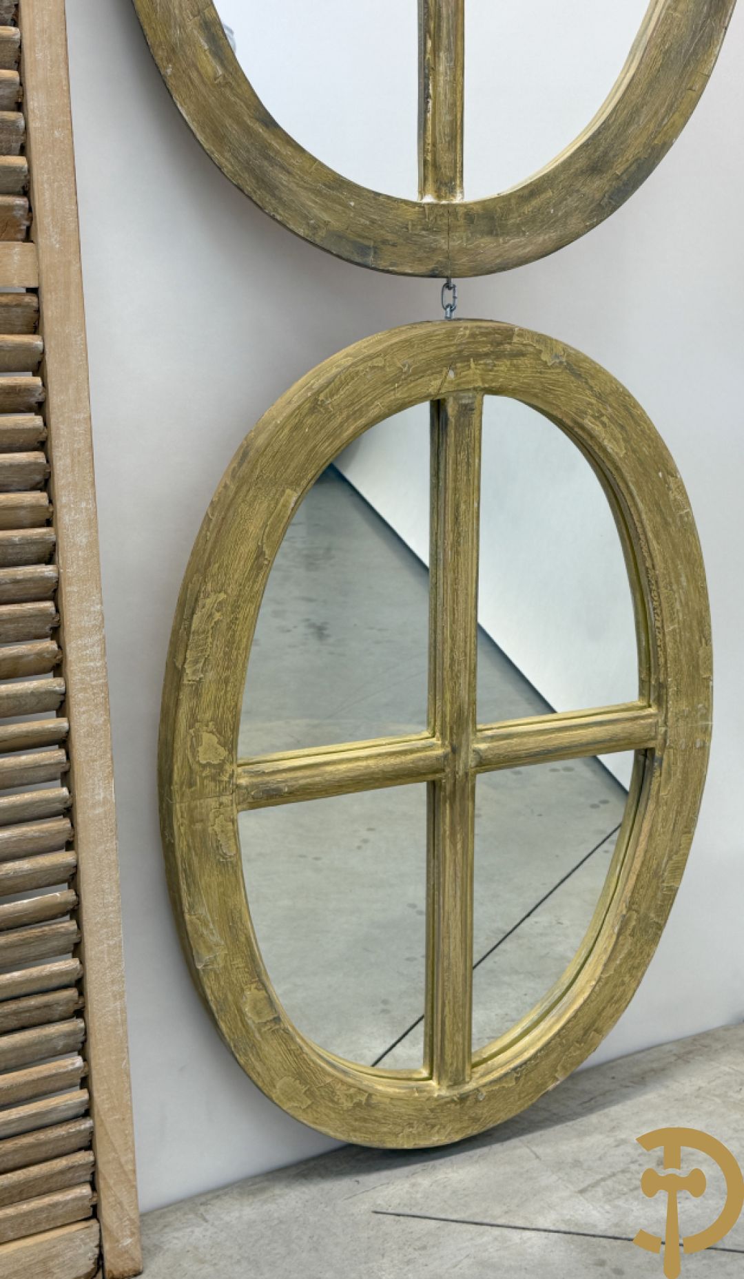 Driedelige paravan gemaakt van shutters + 2 ovale decoratieve spiegels met kruis