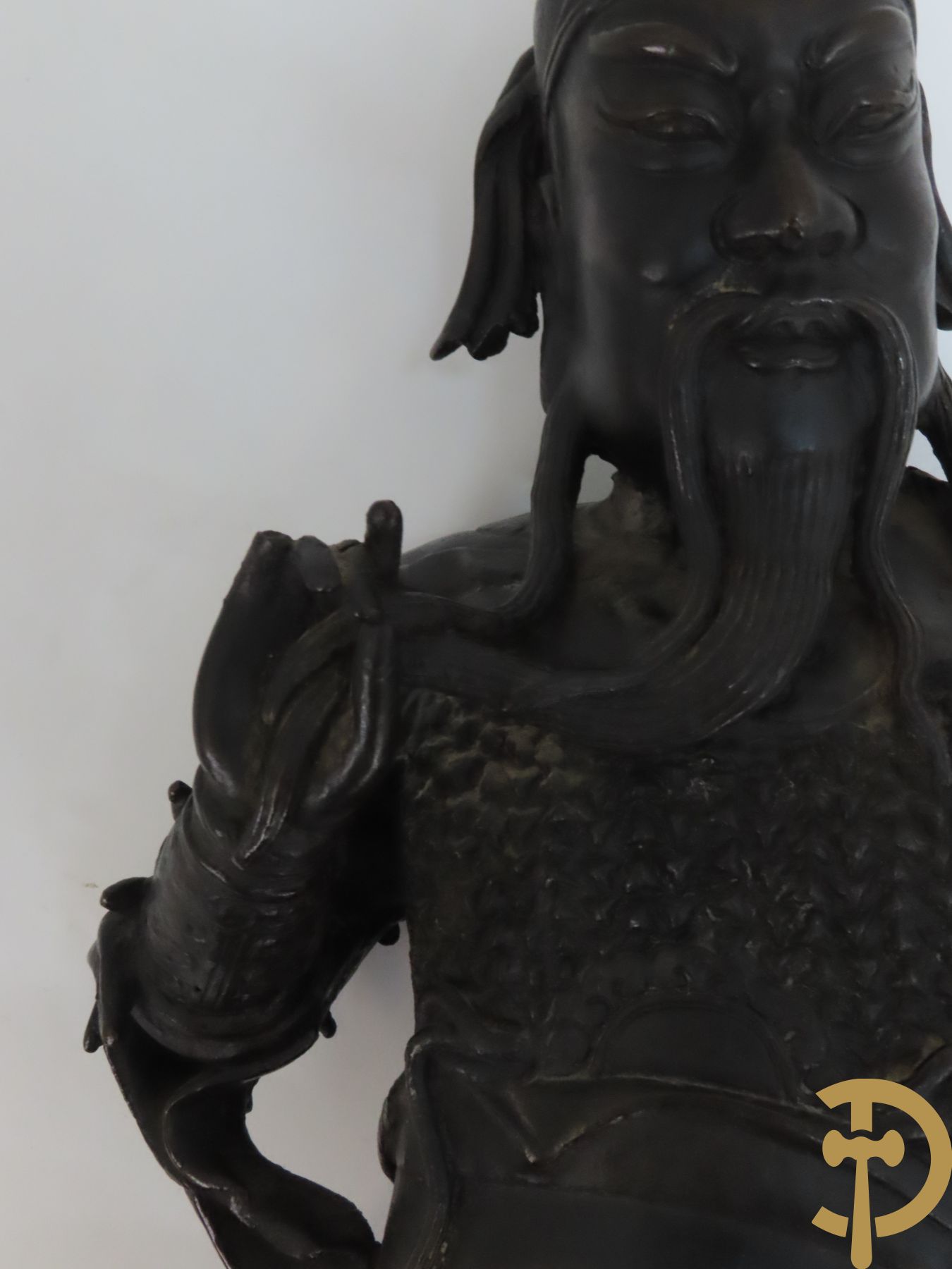 Aziatisch beeld van bronzen zittende krijger Guan Yu