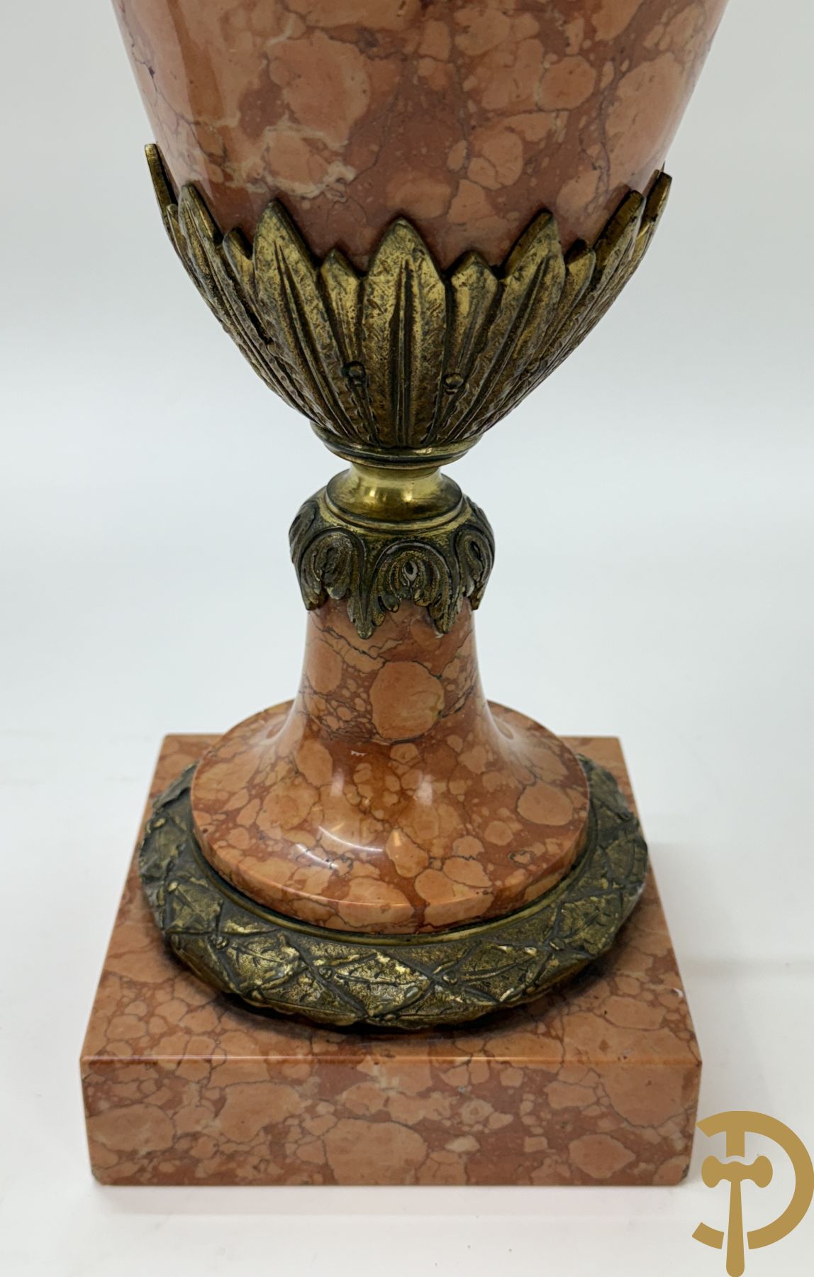 Paar oranje/rode marmeren cassolettes, zijdelings bezet met dameshoofden dragende een guirlande van bloemen - bovenaan met bloementroffee