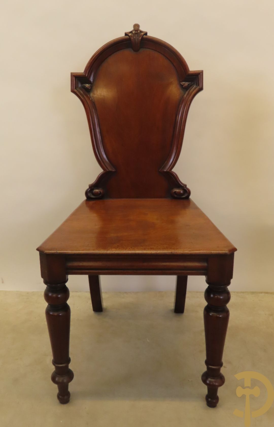 Twee Engelse mahoniehouten hall chairs, 2e helft 19e