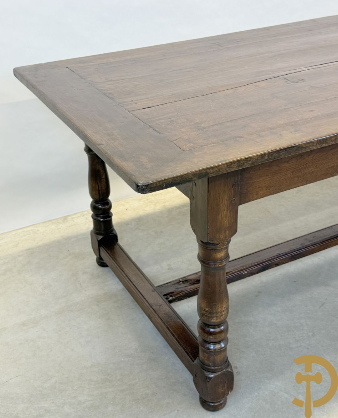 Massief eiken tafel op ballusterpoten