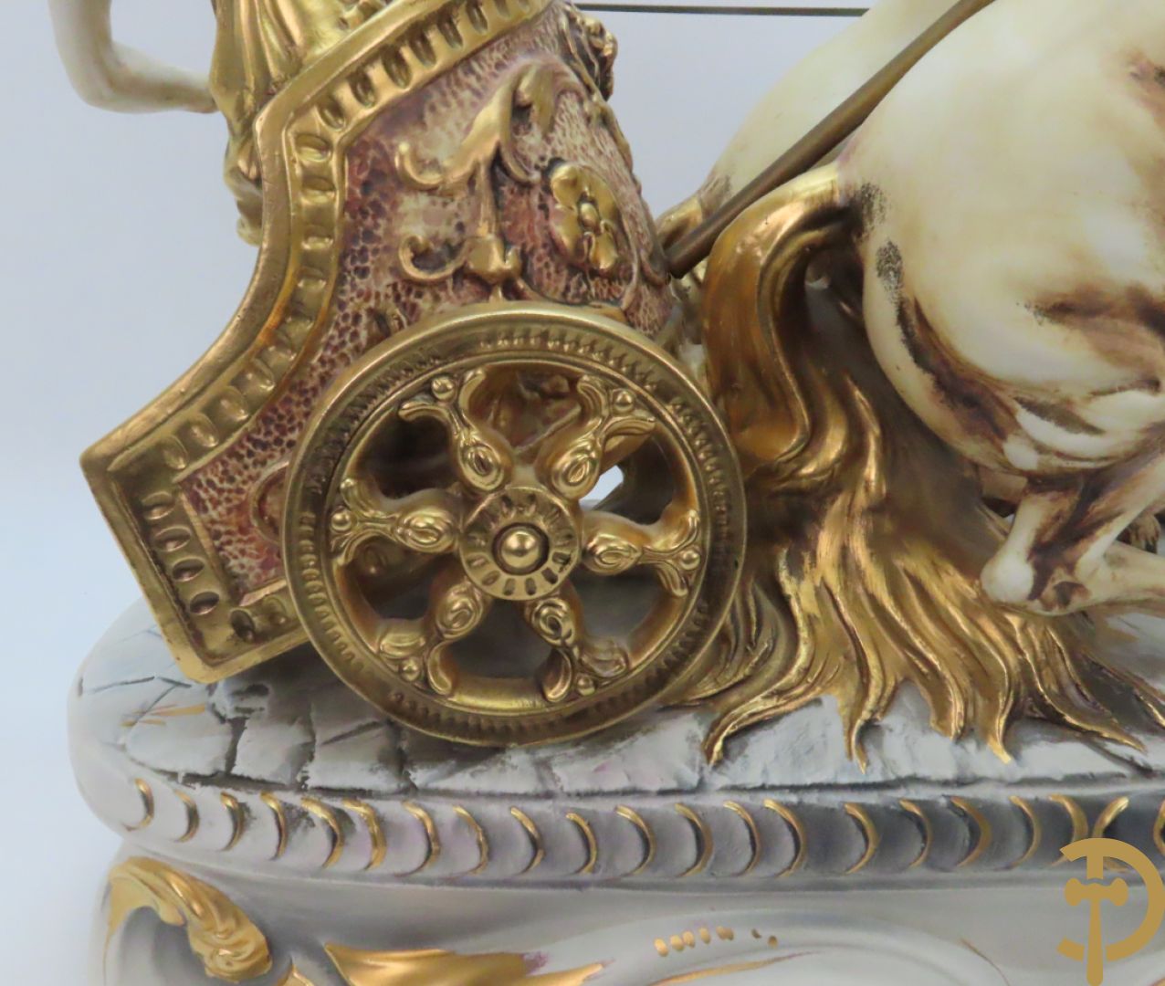 Beeld van strijdwagen met steigerende paarden 