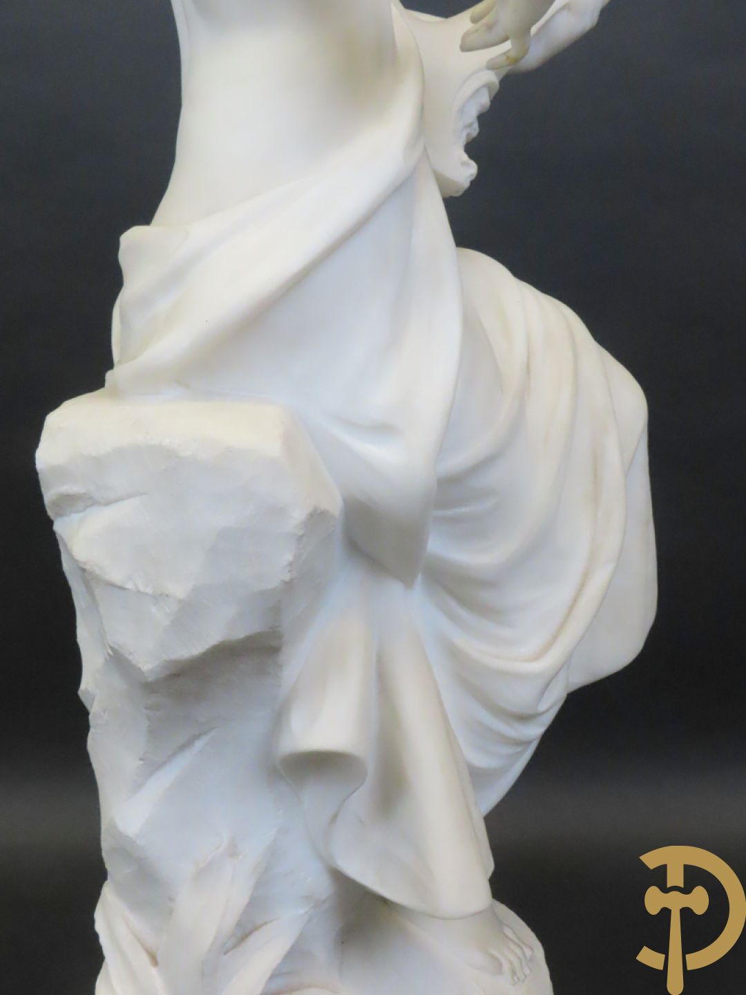 Prof. Fagioli Firenze getekend : Witte marmersculptuur van zittende dame met ontblote boezem met muziekinstrument