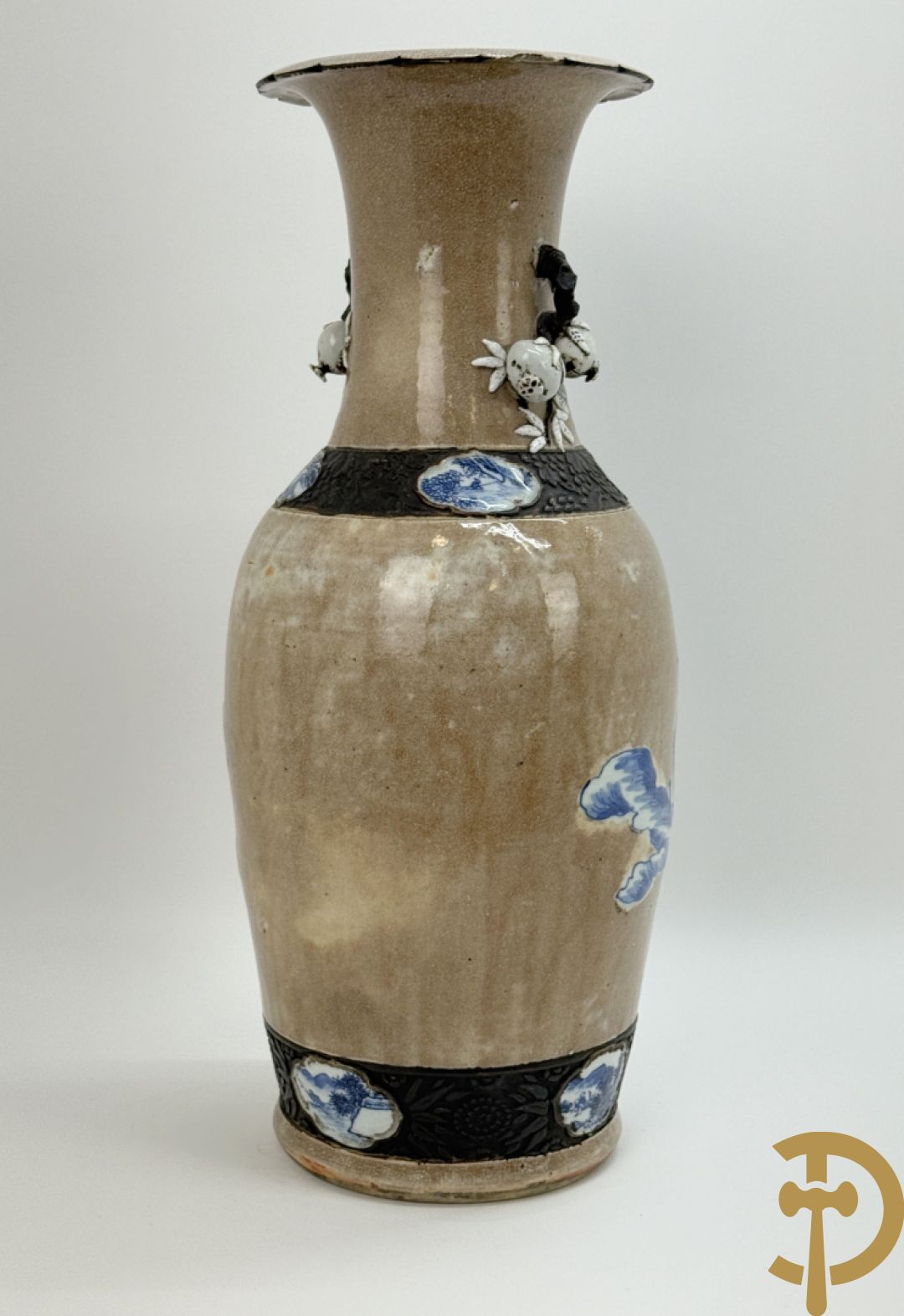 Antieke Chinese Nankin vaas met decor van wijsgeren, onderaan bezet met hert en bovenaan met pioenrozen