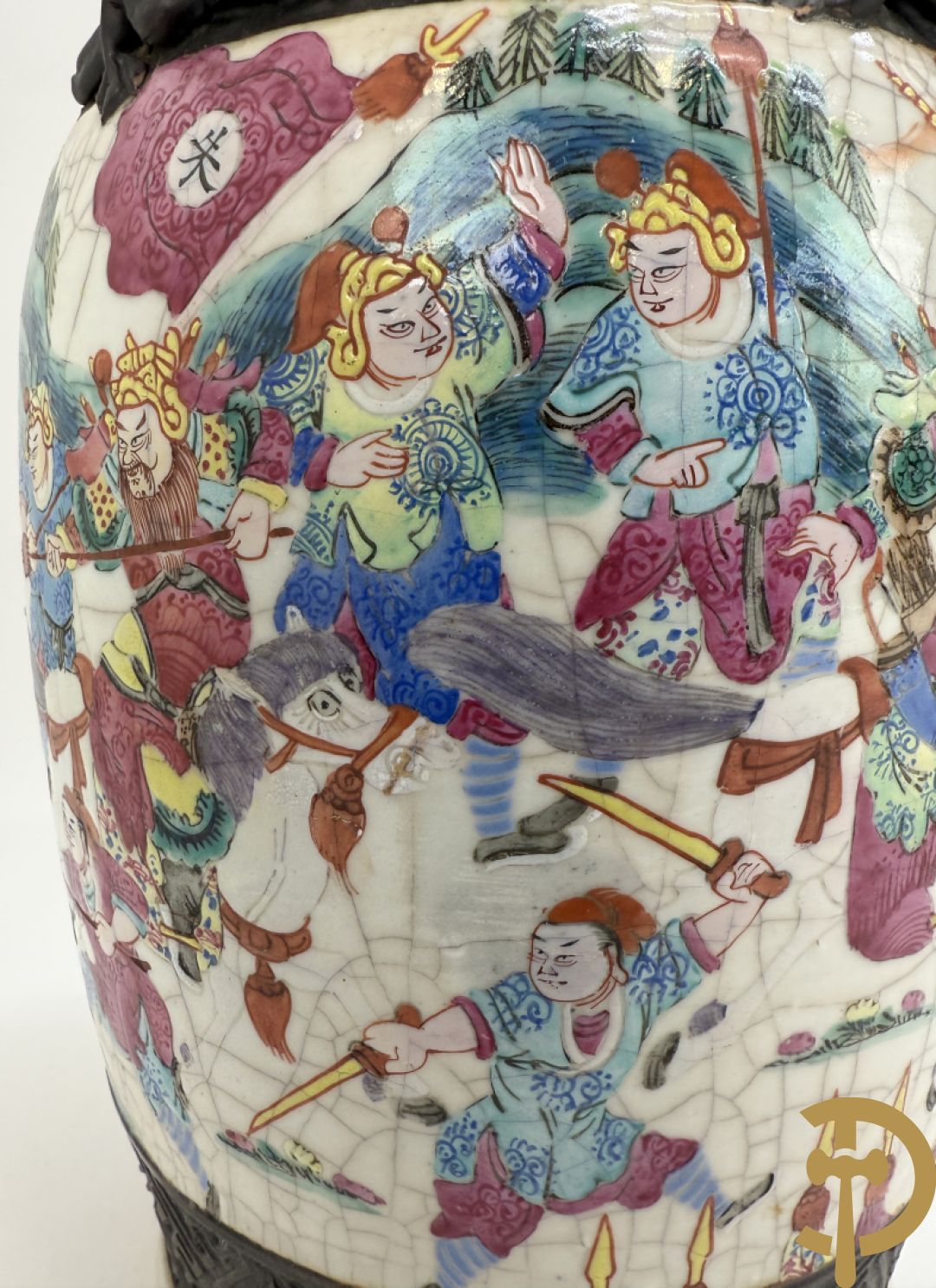 Paar Nankin vazen met dansende figuren en krijgertaferelen op houten sokkels