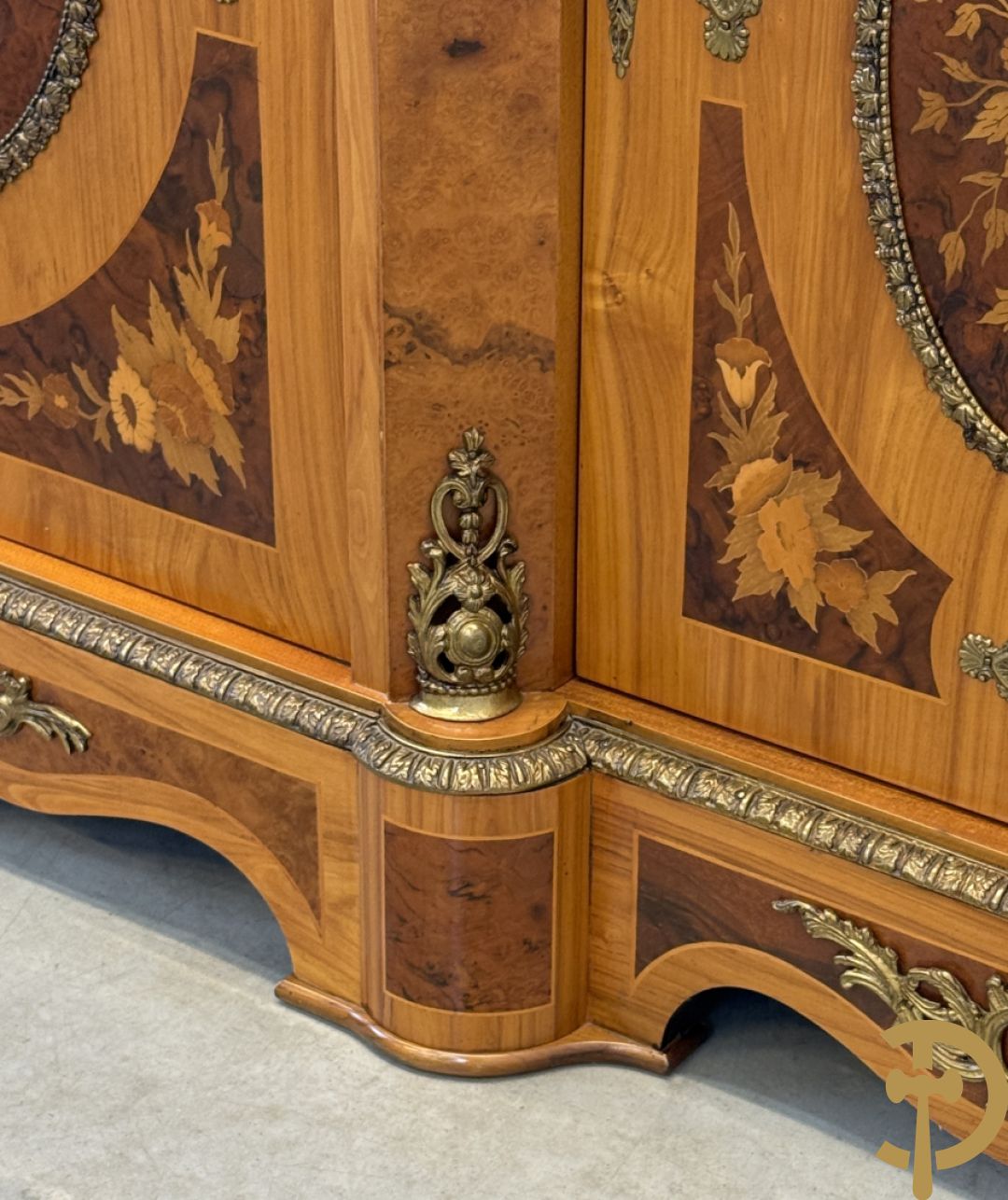 Notelaren driedeursdressoir met bloemenmarquetterie, bronsbeslag en marmeren blad