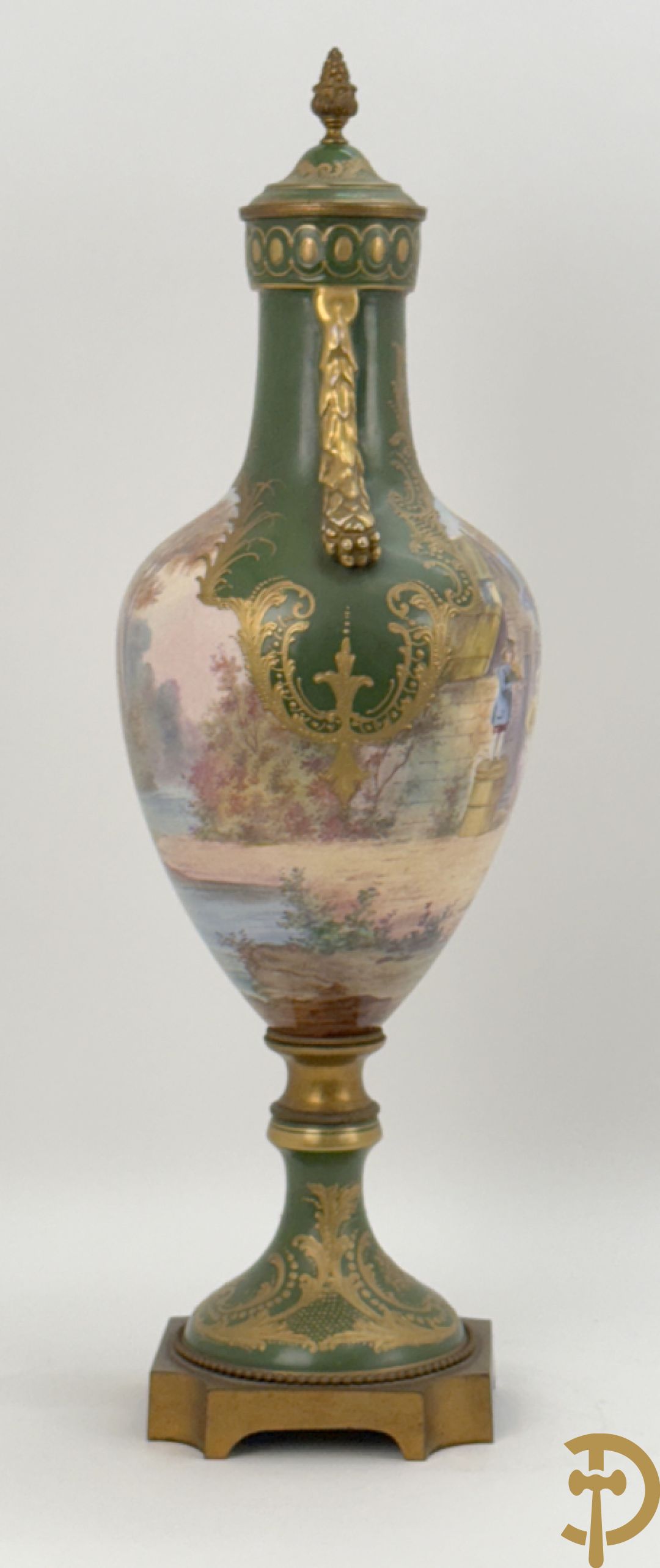 Porseleinen driedelige Sèvres cassolettes met decor van muciserende en dansende personages op groene fond, Aly getekend, gemerkt Sèvres