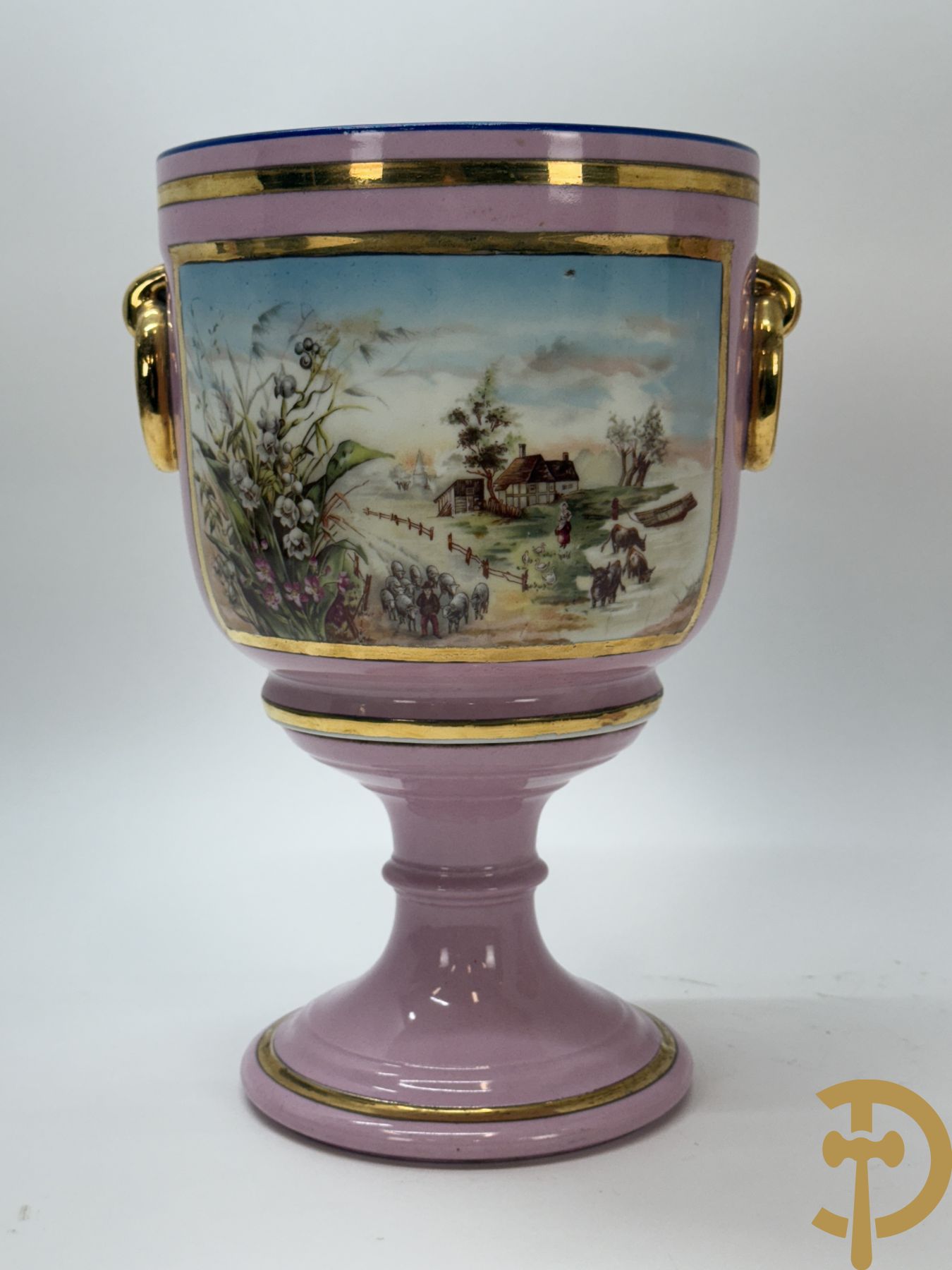 Paar roze gekleurde porseleinen coupes met idyllisch landschap in decalcomanie decor met vergulde rand