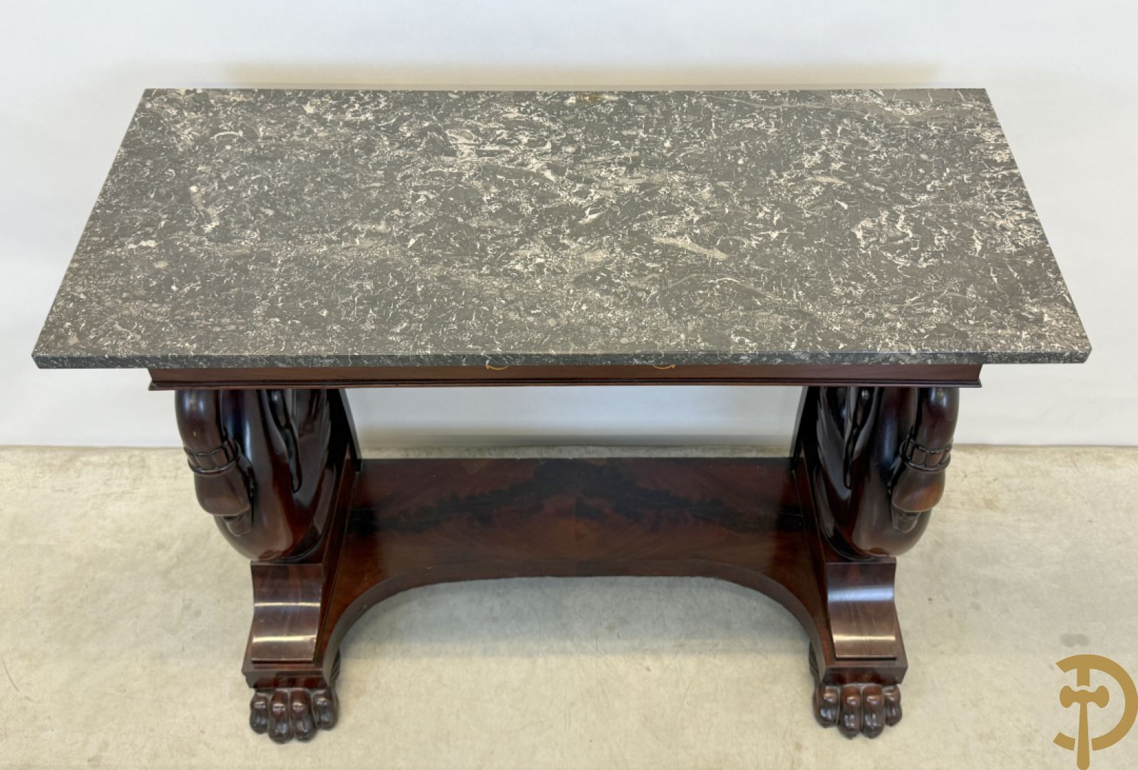 Mahoniehouten console met lade, voluutvormige zwanehalzen en marmeren blad