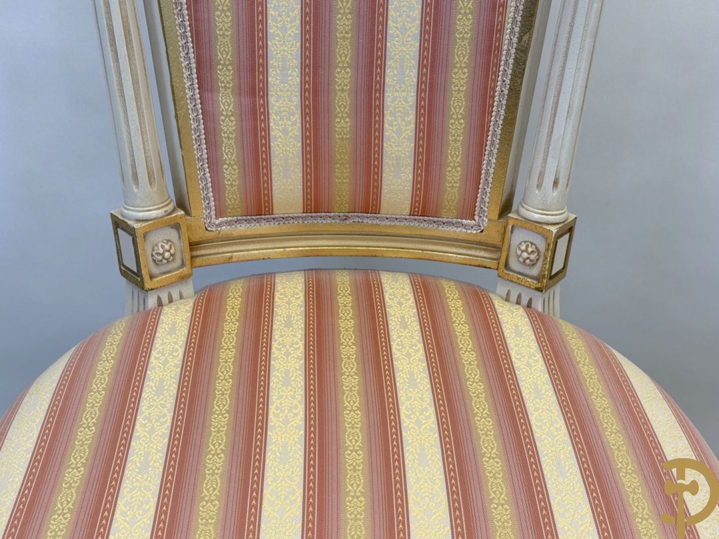 Italiaanse eetkamer met beschilderd bloemenmotief bestaande uit vierdeursdressoir met beschilderde bloemenmotieven, accanthusranken en glazen blad, tafel op gesculpteerde poten en 6 stoelen