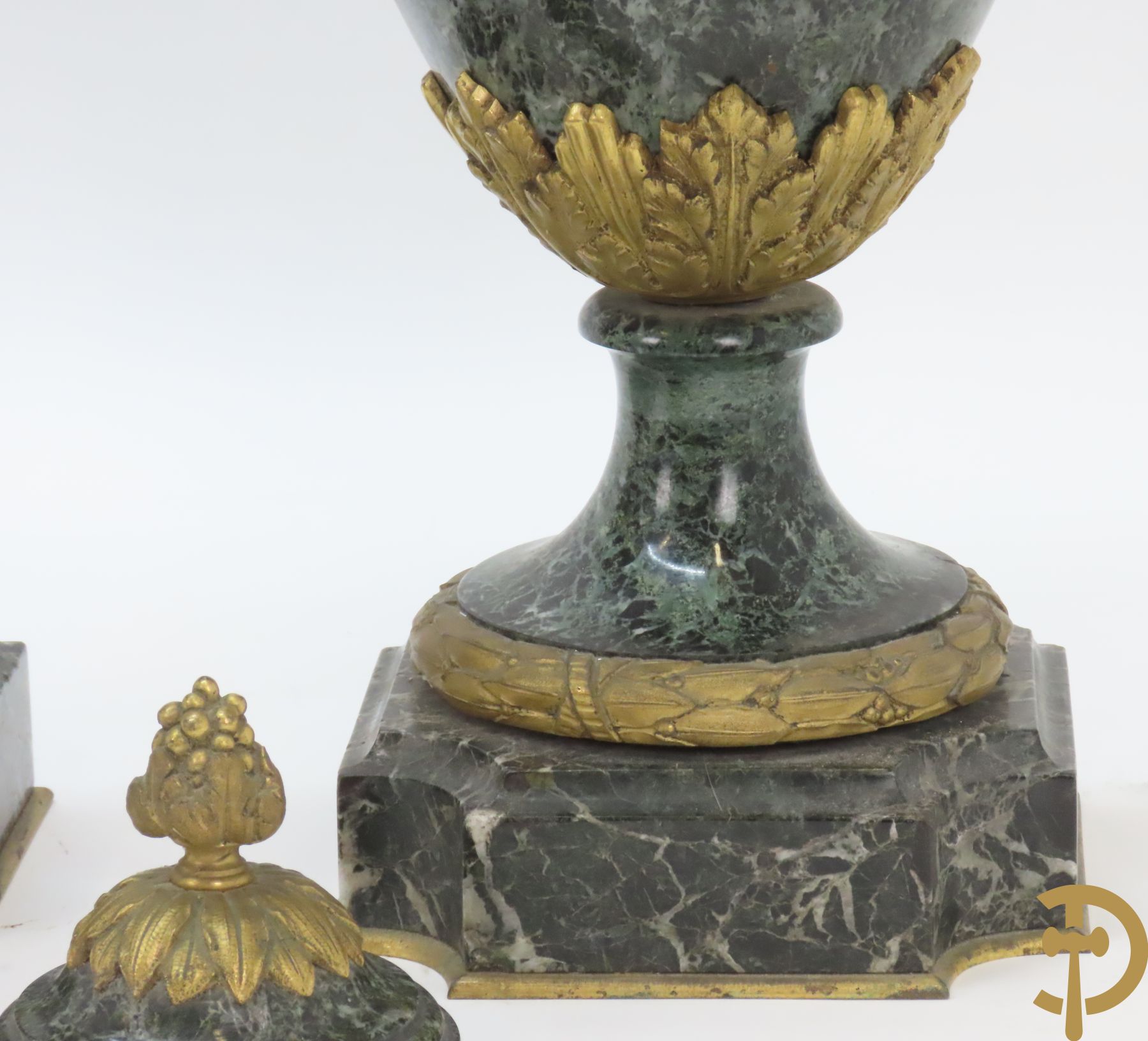 Paar marmeren cassolettes met los deksel, zijdelings bezet met accanthusranken en bloemen