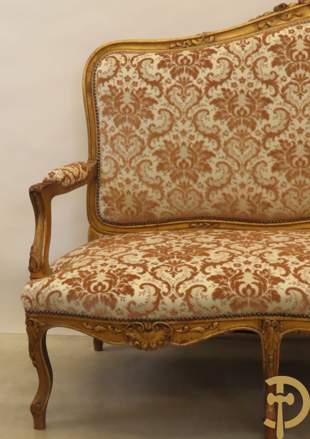 Vijfdelig verguld Louis XV salonensemble bestaande uit canapé en 4 fauteuils - met mooie accanthusranken en bloemensculptuur
