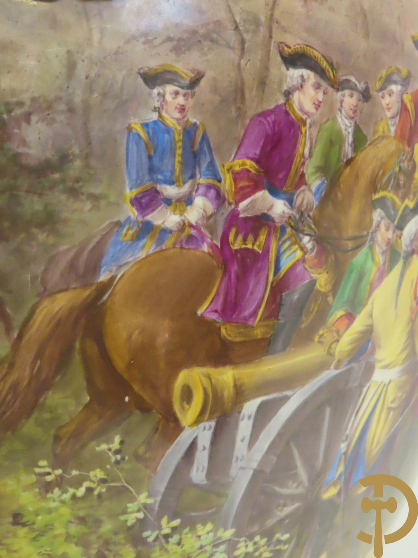 Grote porseleinen Sèvres vaas met dubbel decor van cavalerie, slagveldtaferelen en zicht op kasteel, DESPREZ H. getekend in het decor - bovenaan met verguld decor en zijdelings met bronzen oren en accanthusranken - deksel met Sèvres merkteken - op vierkante bronzen sokkel met klauwepoten