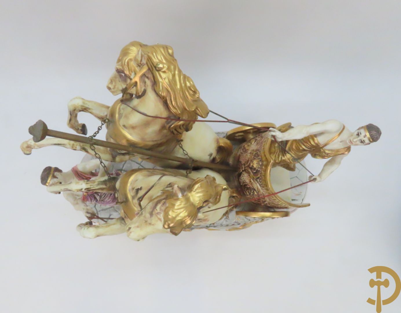 Beeld van strijdwagen met steigerende paarden 