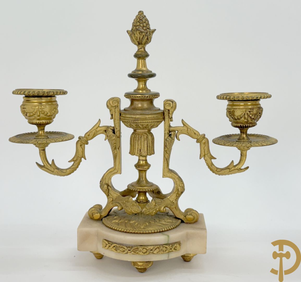 Driedelige garnituur met bronzen ornamenten van vogels en accanthusranken op marmeren basis