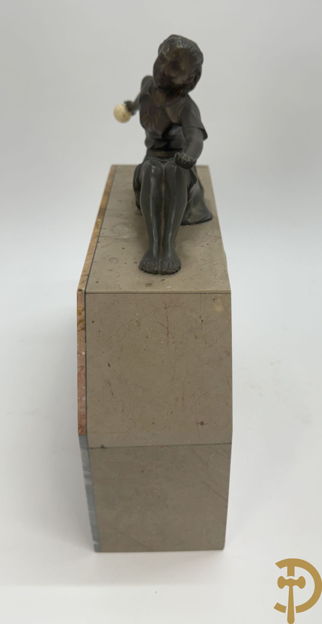 Driedelige marmeren Art deco garnituur, bovenaan bekroond met meisje met bal in zamak - geflankeerd door paar marmeren zijstukken