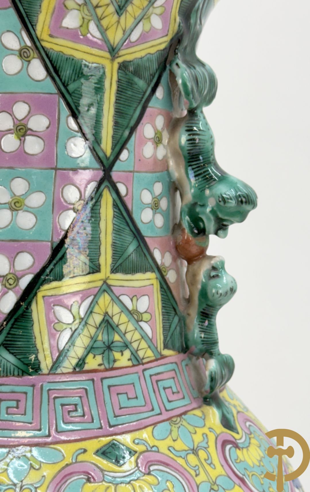 Chinese porseleinen vaas met ruitvormen en geometrische patronen, bovenaan met fo honden bezet