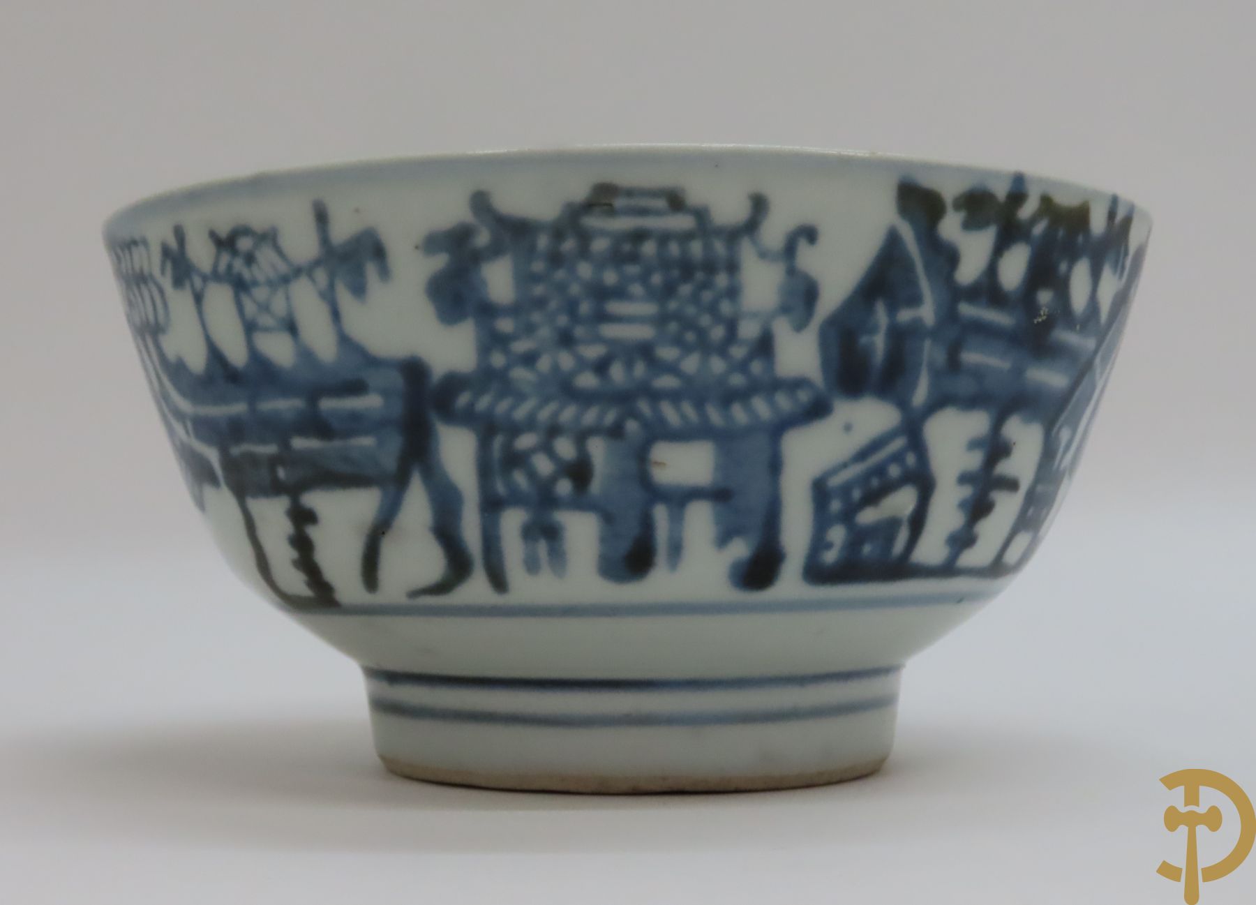 Twee Chinese porseleinen coupes met blauw/wit decor