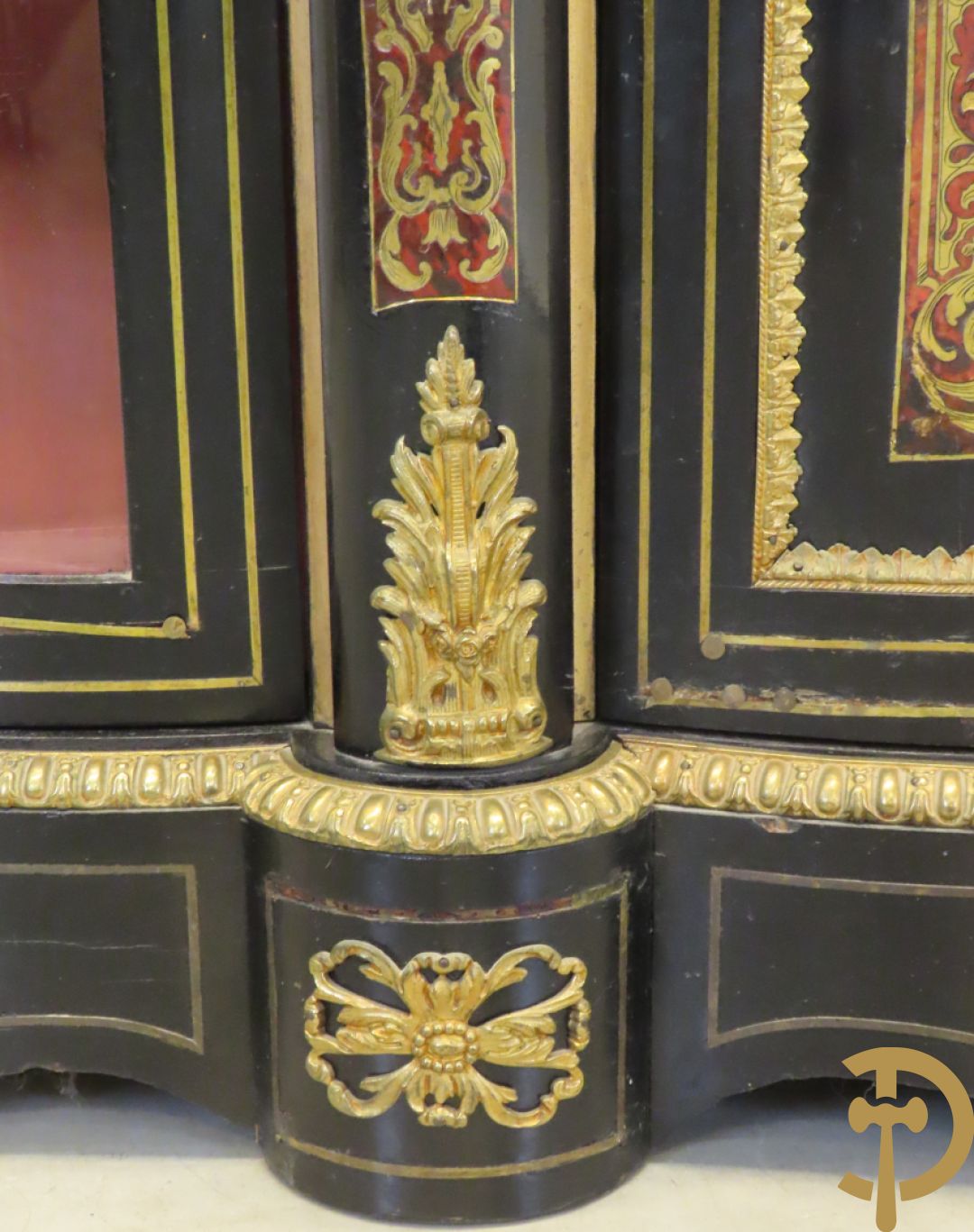 Napoleon III dressoir, centraal met bronnen plakkette omgeven door Louis XVI strik, met 2 zijdelingse vitrines met gebogen glas - stijlen bezet met bronzen dameshoofden