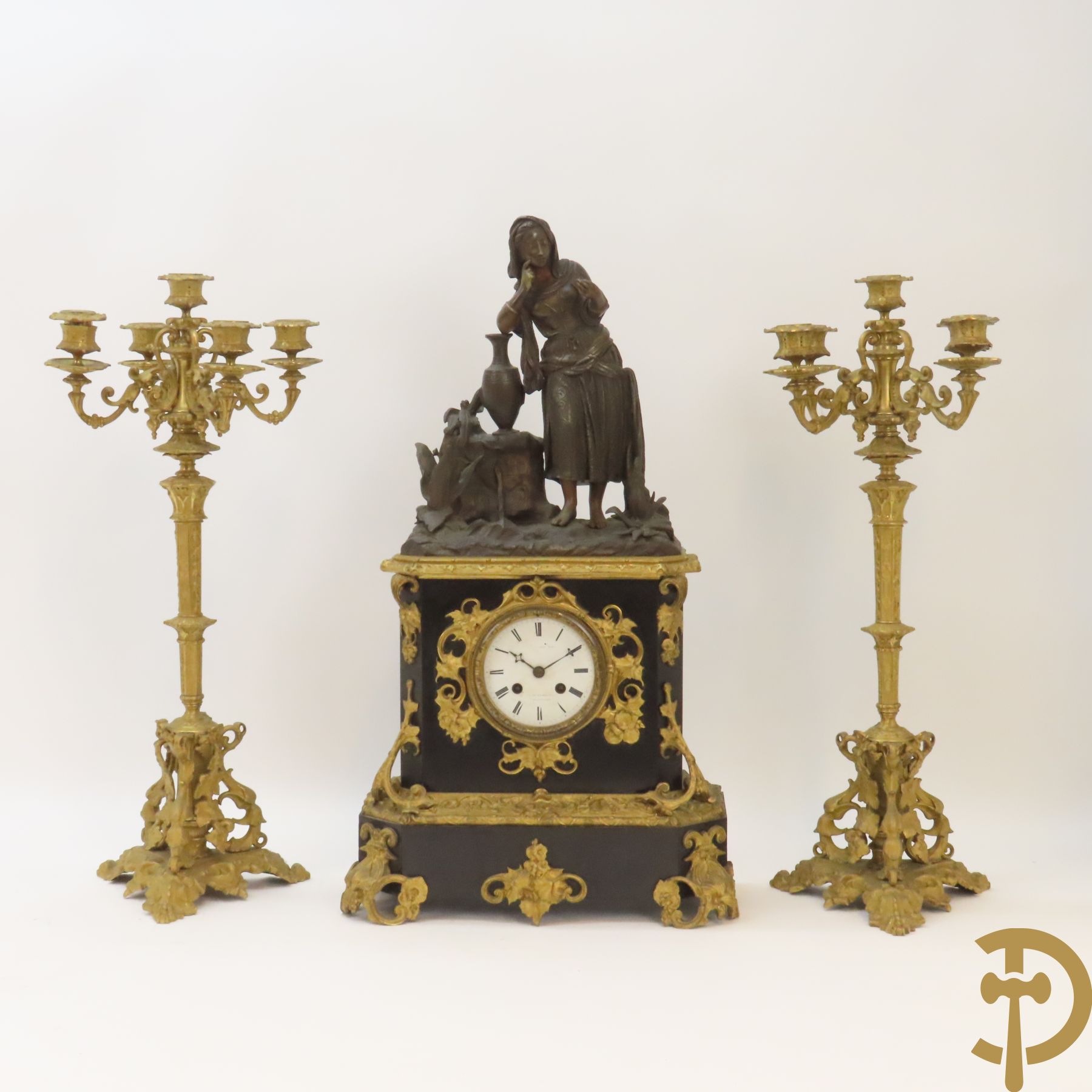 Napoleon III pendule met zwarte marmer, bovenaan bekroond met dame met amfoor en geflankeerd door paar bronzen kandelaars