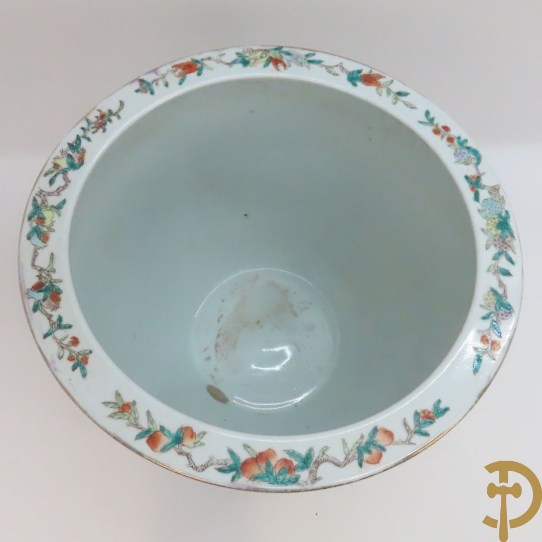Chinese porseleinen cachepot met geanimeerd decor op zwarte fond met bloemen