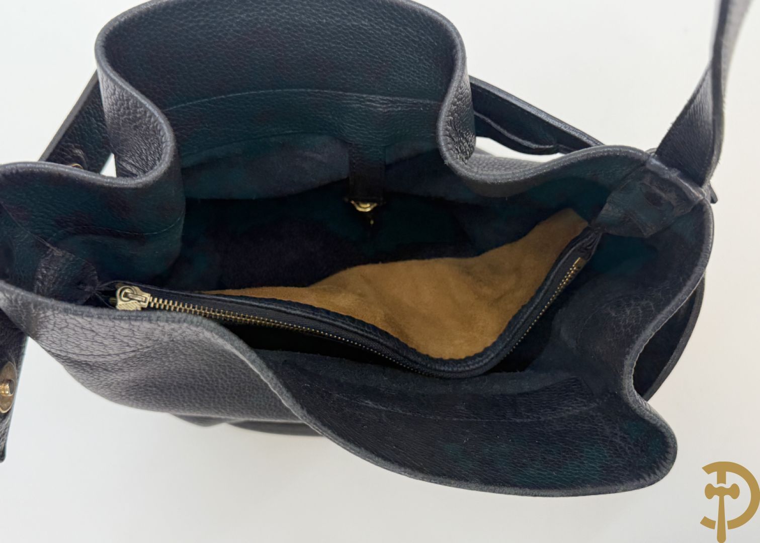 Blauw gekorreld lederen schoudertas model Le Calicot en openklapbare geldbeugel, Delvaux,