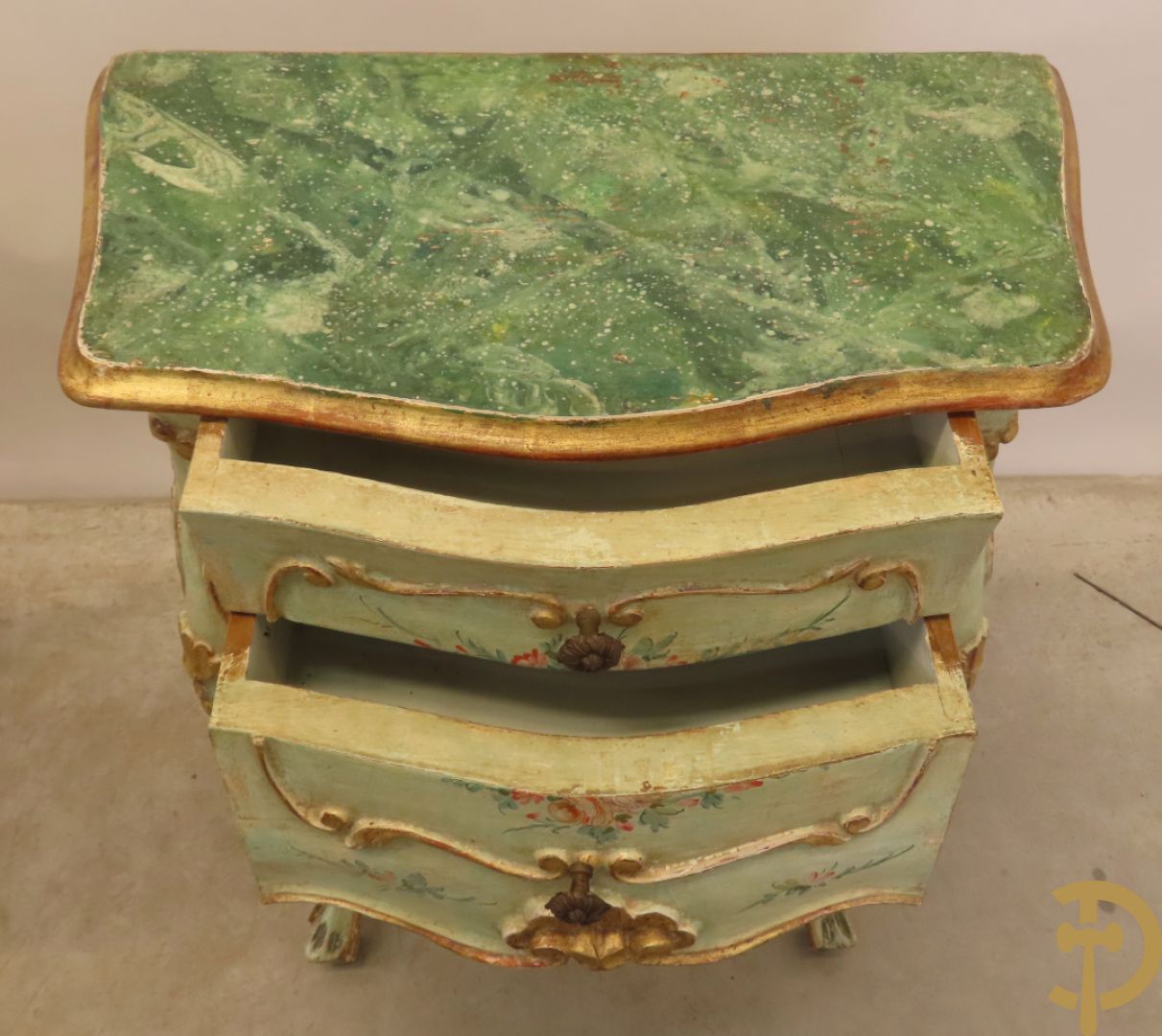 Paar gegalbeerde en gemonochromeerde bijzetkastjes met 2 lades en beschilderd bloemendecor op voluutvormige poten