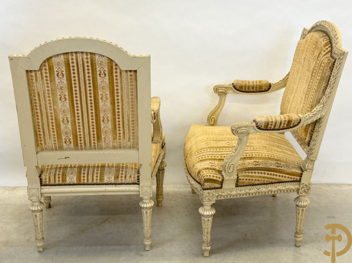 Gemonochromeerd salonensemble met gesculpteerde bladranken bestaande uit canapé, 2 armzetels en 3 stoelen