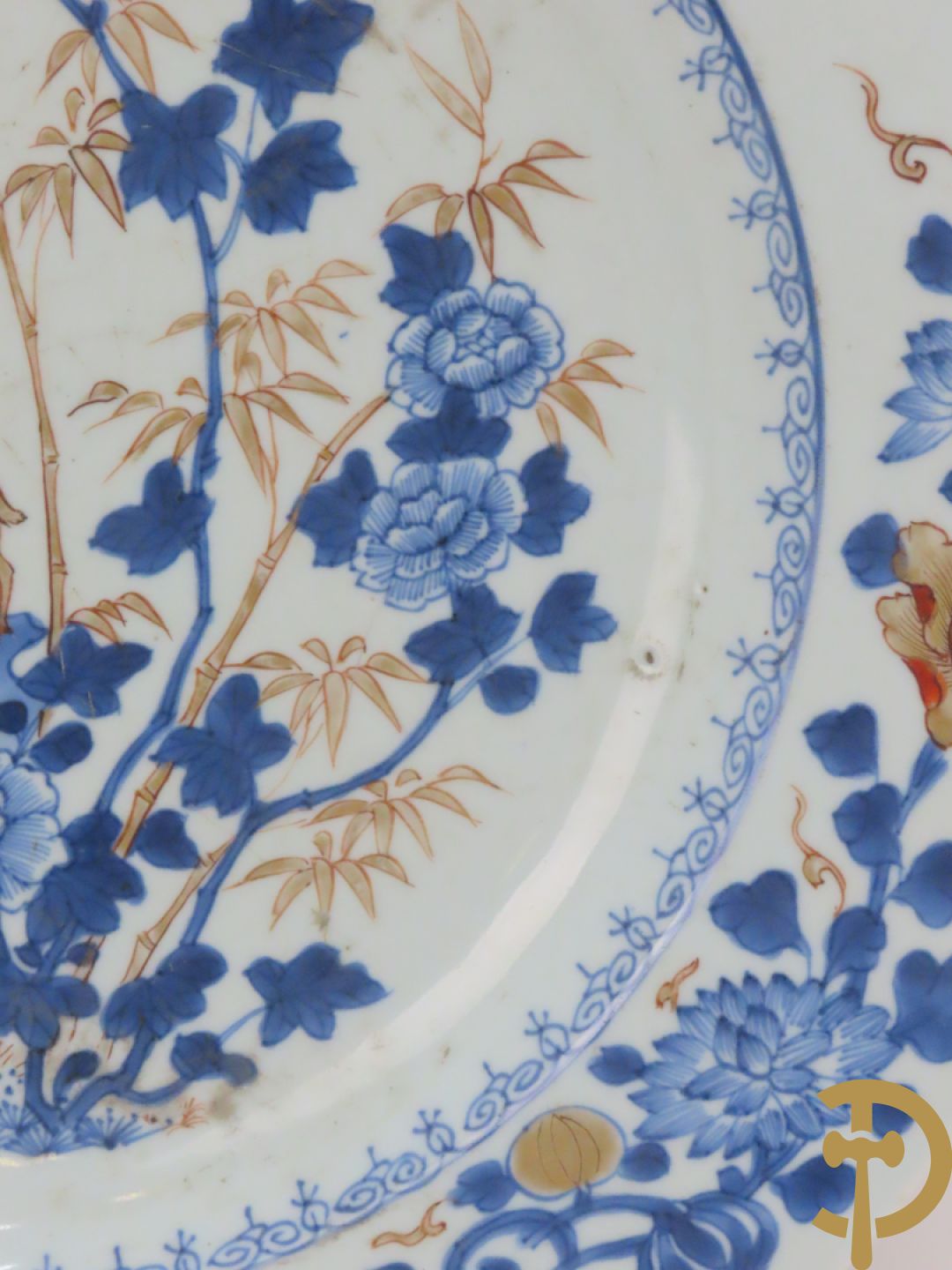 Porseleinen Imari bord met dierenmotieven in florale omgeving