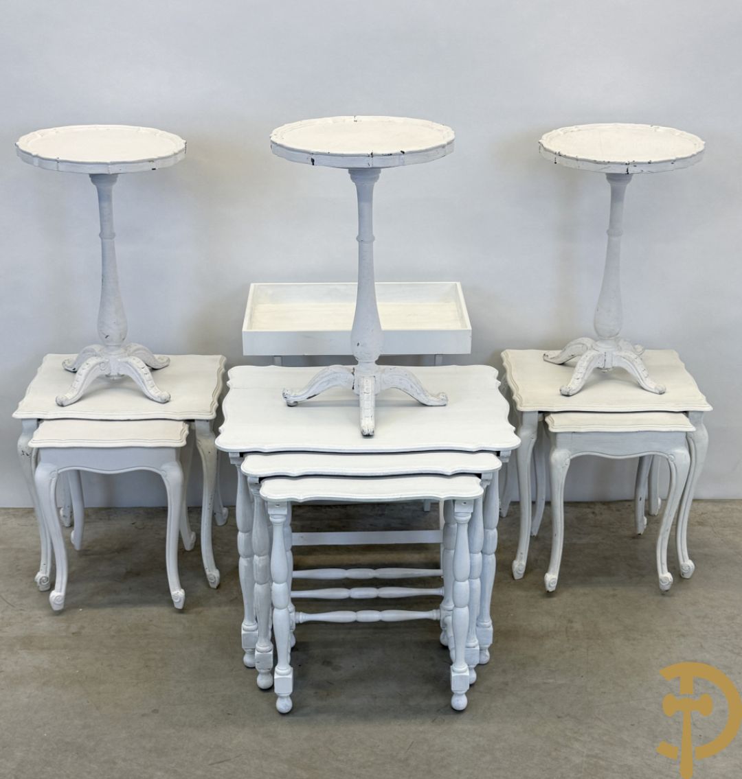 Drie ronde witgelakte bijzettafels op vierpikkel + 3 sets wit gelakte  inschuifbare cigognetafels + witgelakte butlertray