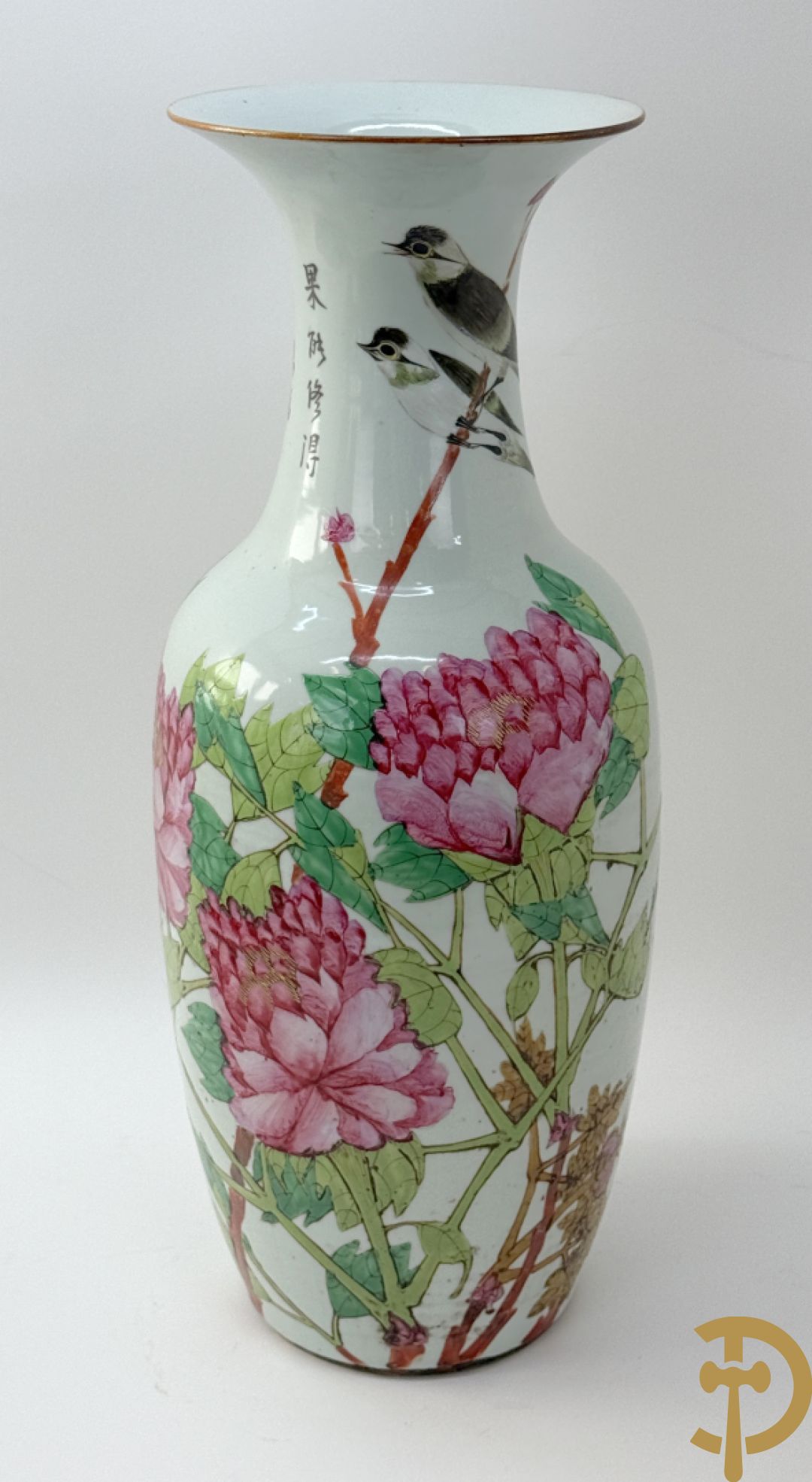 Paar Chinese porseleinen vazen met bloemen- en vogeldecor, achteraan getekend