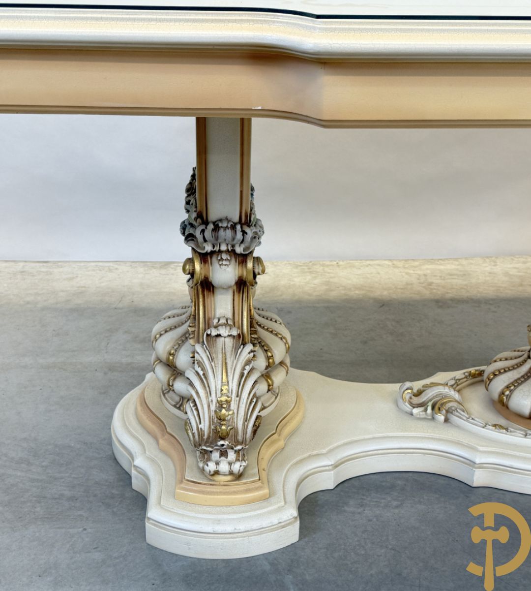 Italiaanse eetkamer met beschilderd bloemenmotief bestaande uit vierdeursdressoir met beschilderde bloemenmotieven, accanthusranken en glazen blad, tafel op gesculpteerde poten en 6 stoelen