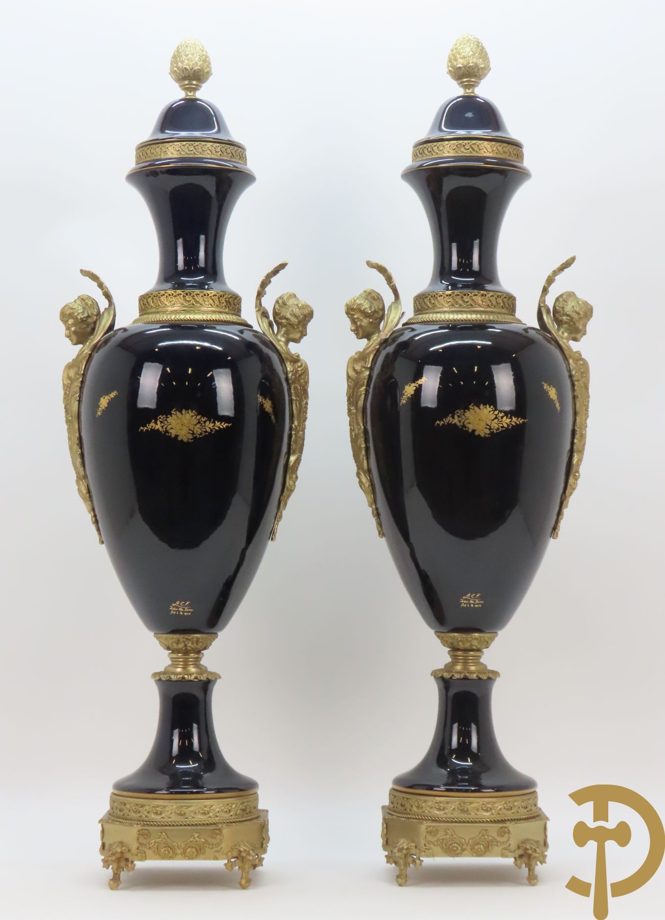 Paar Sèvres stijlvazen met geanimeerd romantisch decor, zijdelings bezet met bronzen medusahoofden, Rouly getekend