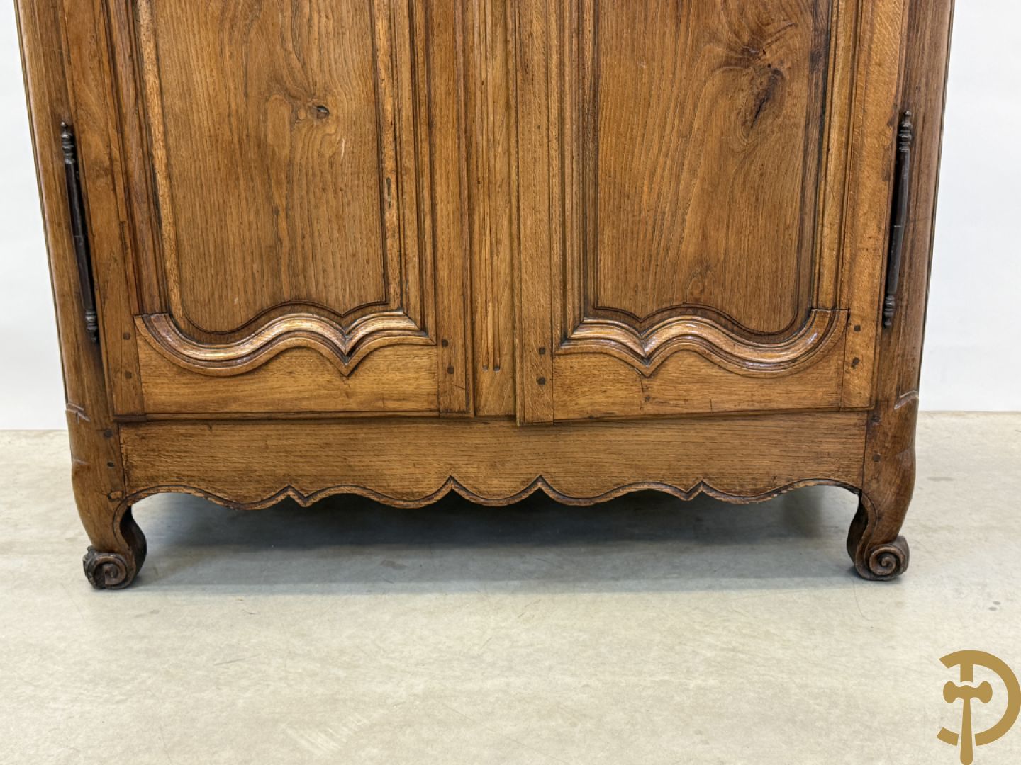 Massief eiken tweedeurskast met gezwaaide deuren op voluutvormige poten