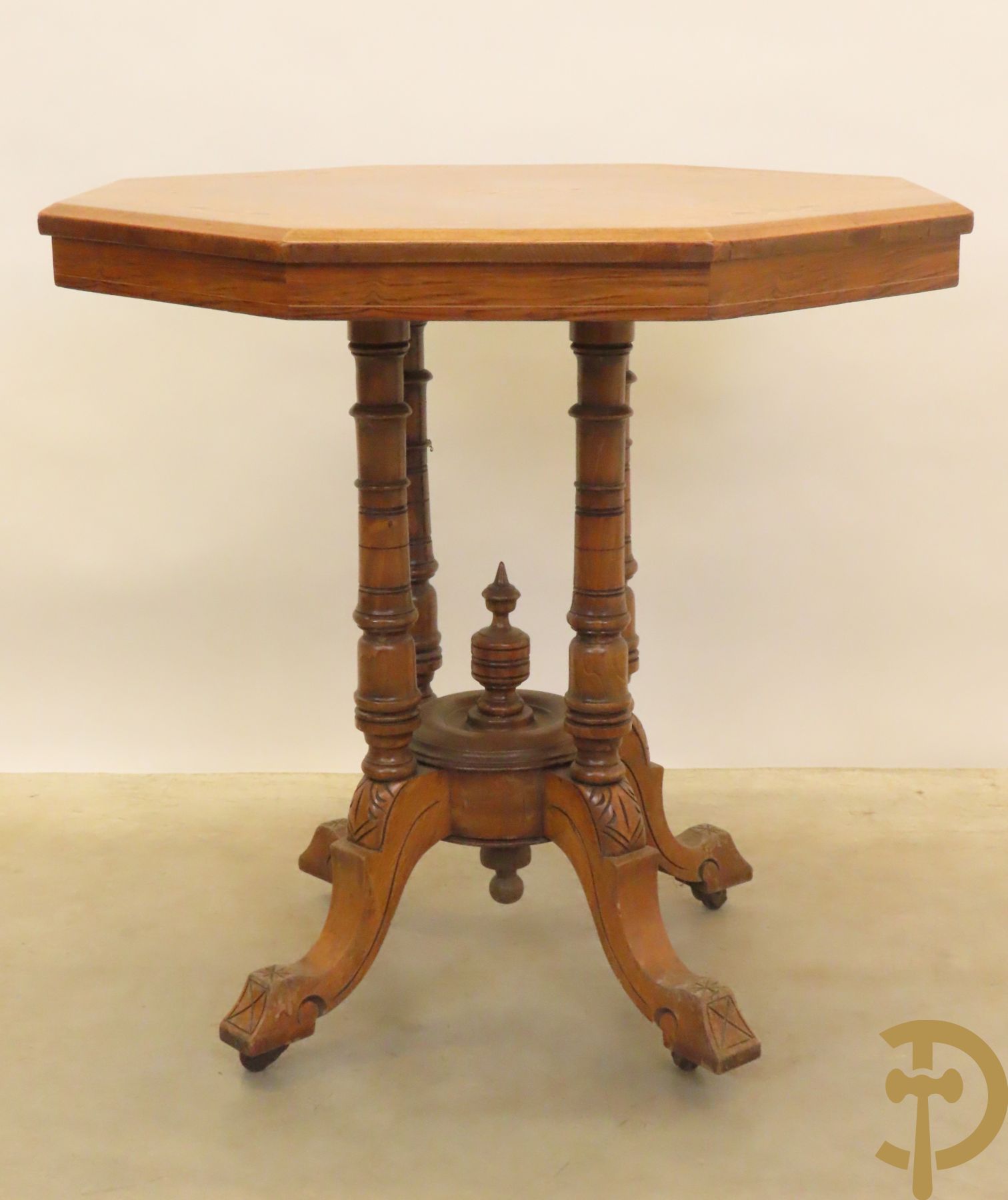 Achthoekige bijzettafel met marqueterie op vierpikkel