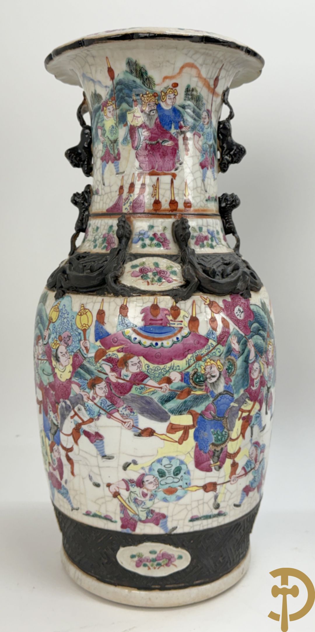 Paar Nankin vazen met dansende figuren en krijgertaferelen op houten sokkels