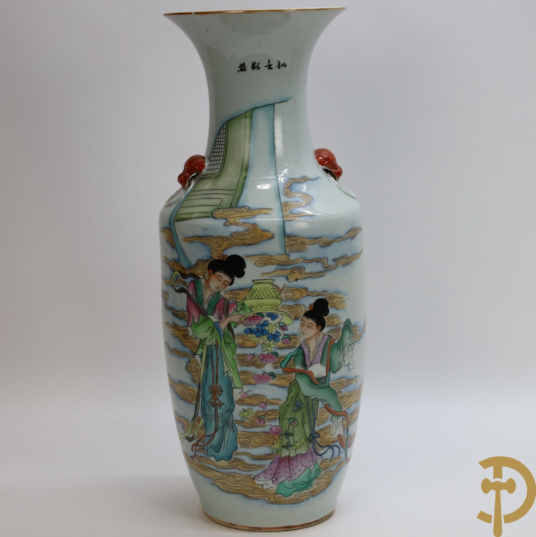Chinese porseleinen vaas met decor van dames tussen de wolken met bloemen