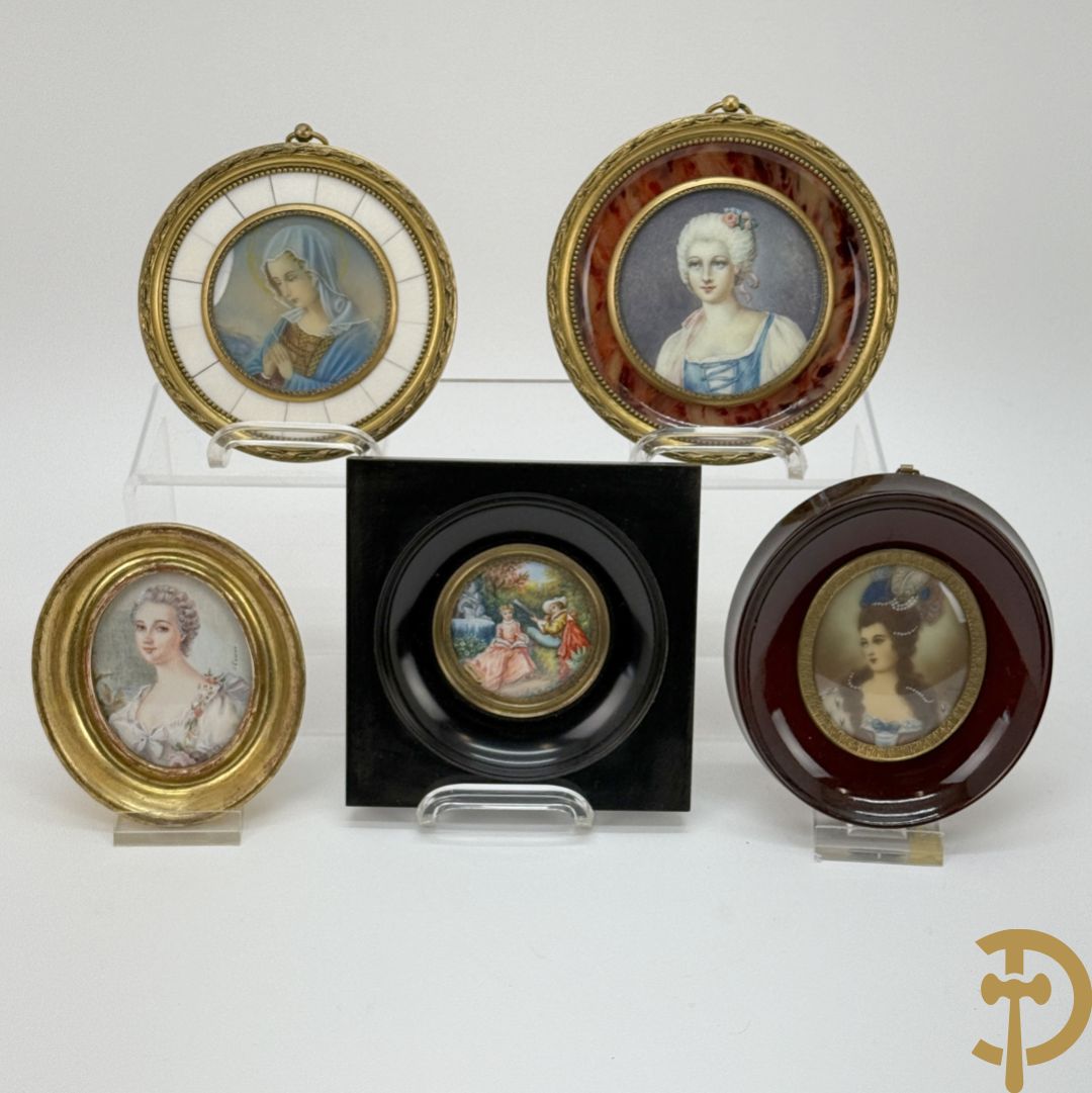 Vijf miniaturen met damersportretten en romantische scène, waarvan 4 getekend : de Roussely, Canova, Siluce ? en Domery ?