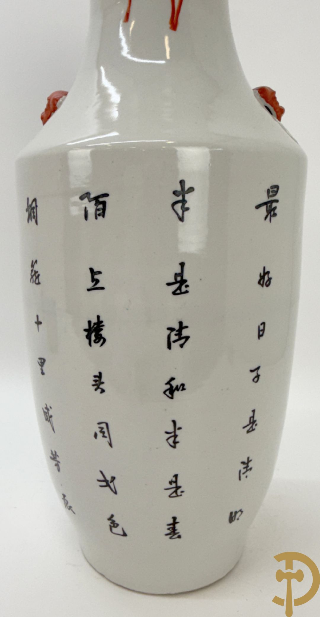 Twee rolvazen met bloemen- en vogeldecor + dekselpotiche met vogeldecor + Chinese vaas met decor van dames en kinderen