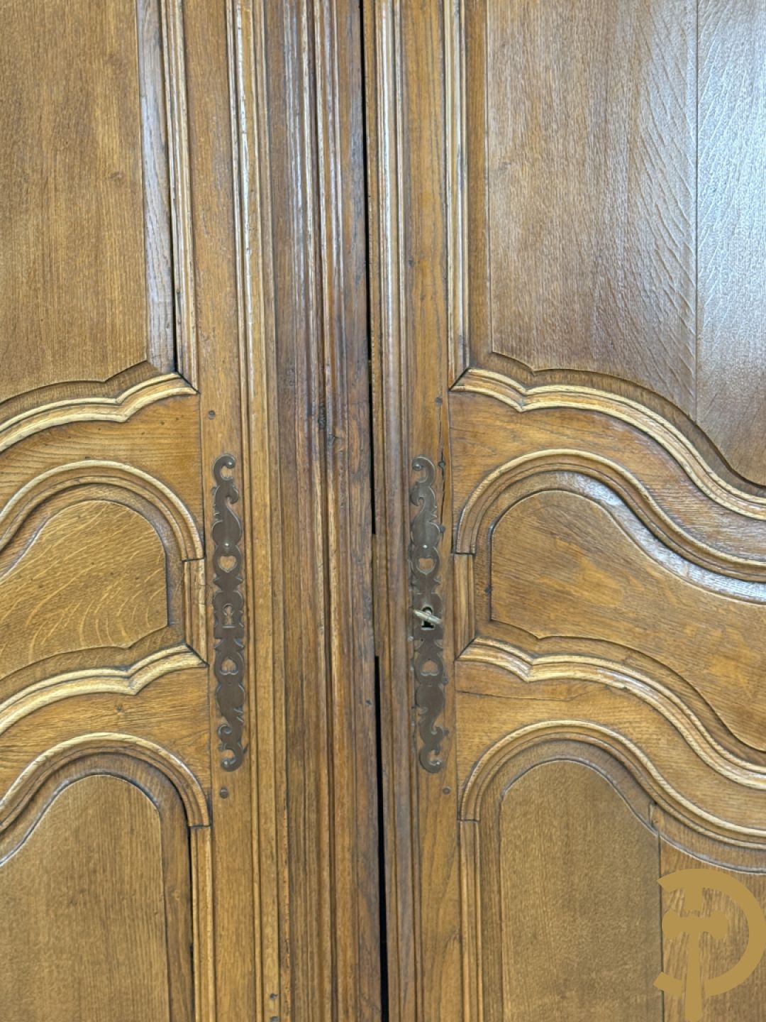 Massief eiken tweedeurskast met afgestoken panelen en gezwaaide moluren