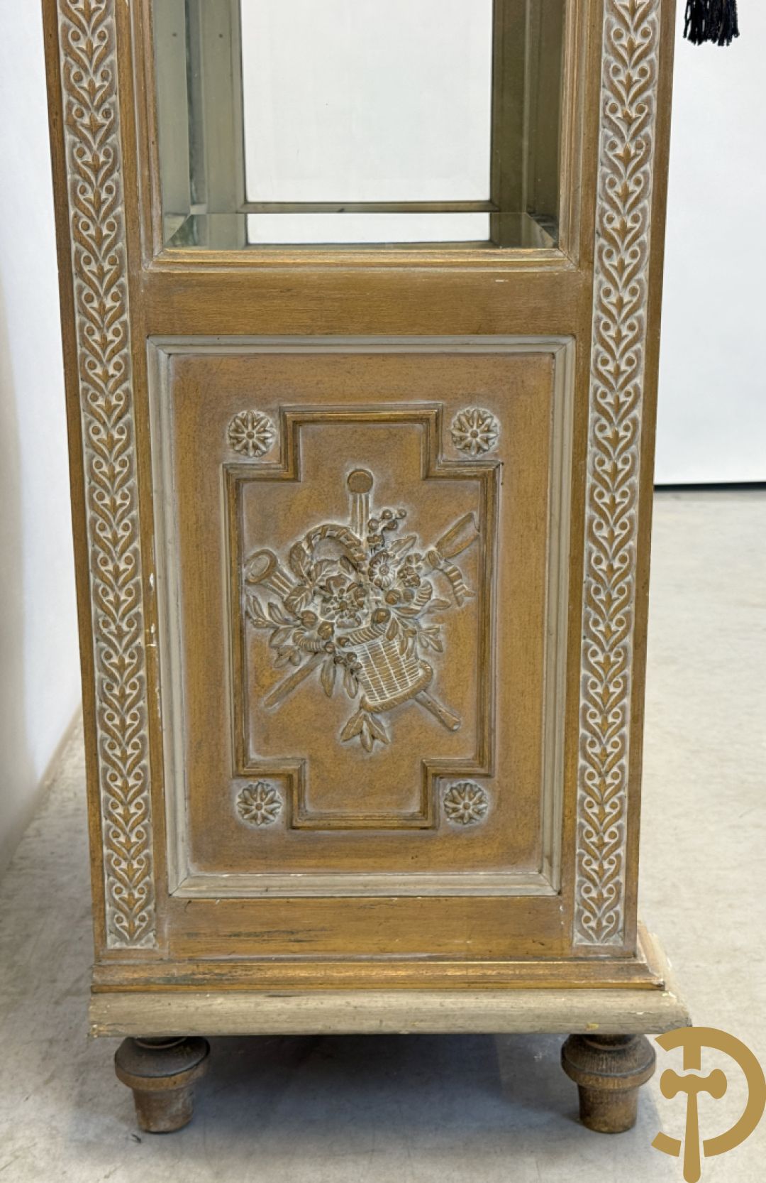 Vergulde ééndeursvitrine met geslepen ruiten, guirlandes en rocailles, bovenaan bekroond met bloemenkrans, Louis XVI stijl