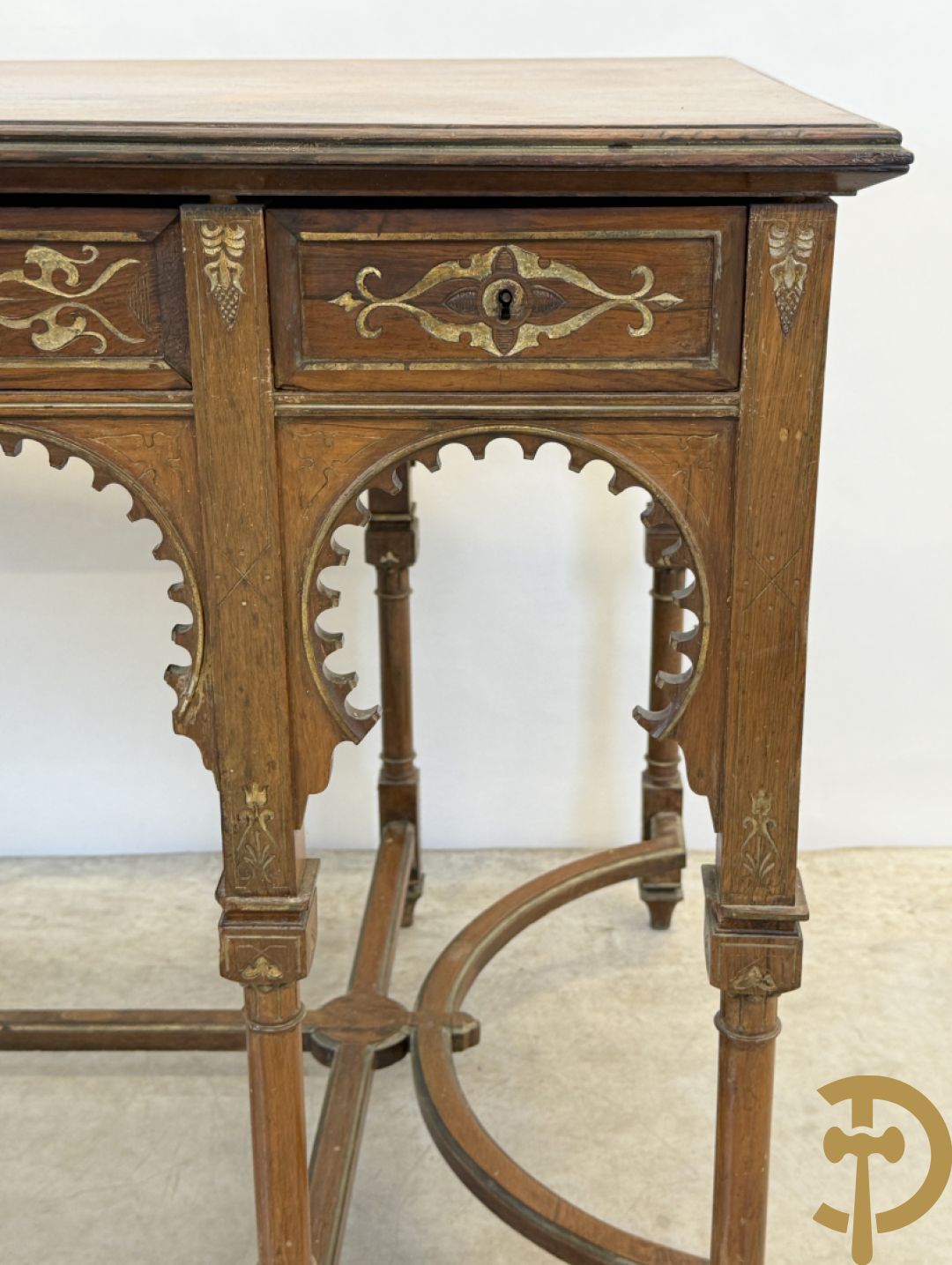 Syrische schrijftafel in exotische houtsoorten met 3 lades op 8 poten met boogvormige en deel vergulde motieven, 19e