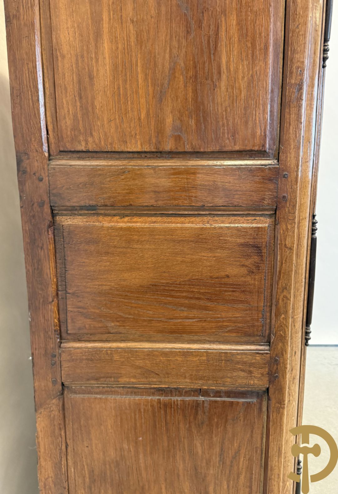 Massief eiken tweedeurskast met gezwaaide deuren op voluutvormige poten