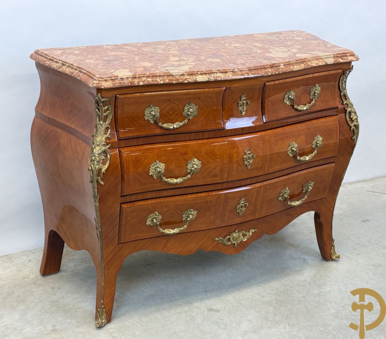Gegalbeerde notelaren vierladencommode bezet met bronsbeslag en marmeren blad