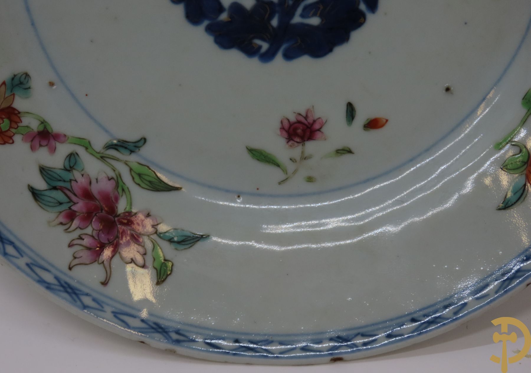 Acht Chinese porseleinen borden w.o. blauw/wit met bloemendecor, 2 blauw/witte borden, 2 Imari borden (1 met ster), 2 porseleinen borden met decor van bloemen in landschap en octagonaal bord